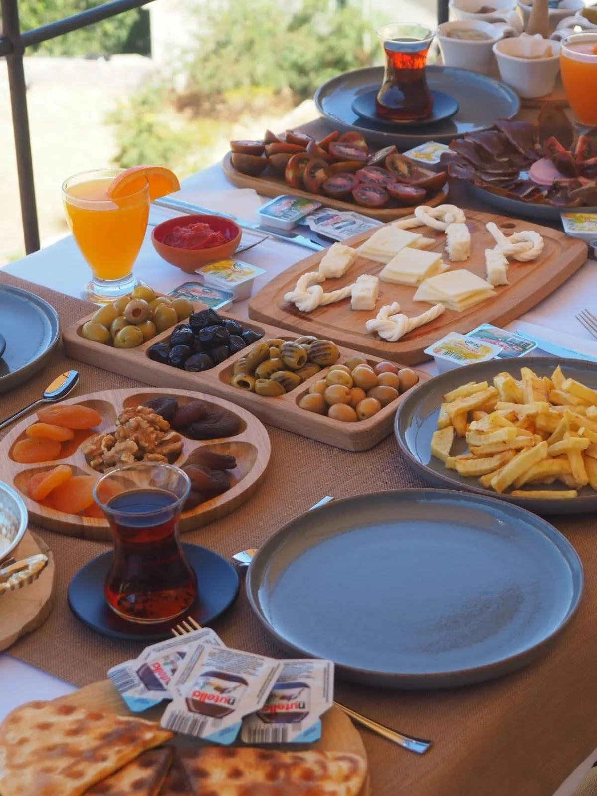 Restaurant/places to eat in Kapalos Cave Hotel