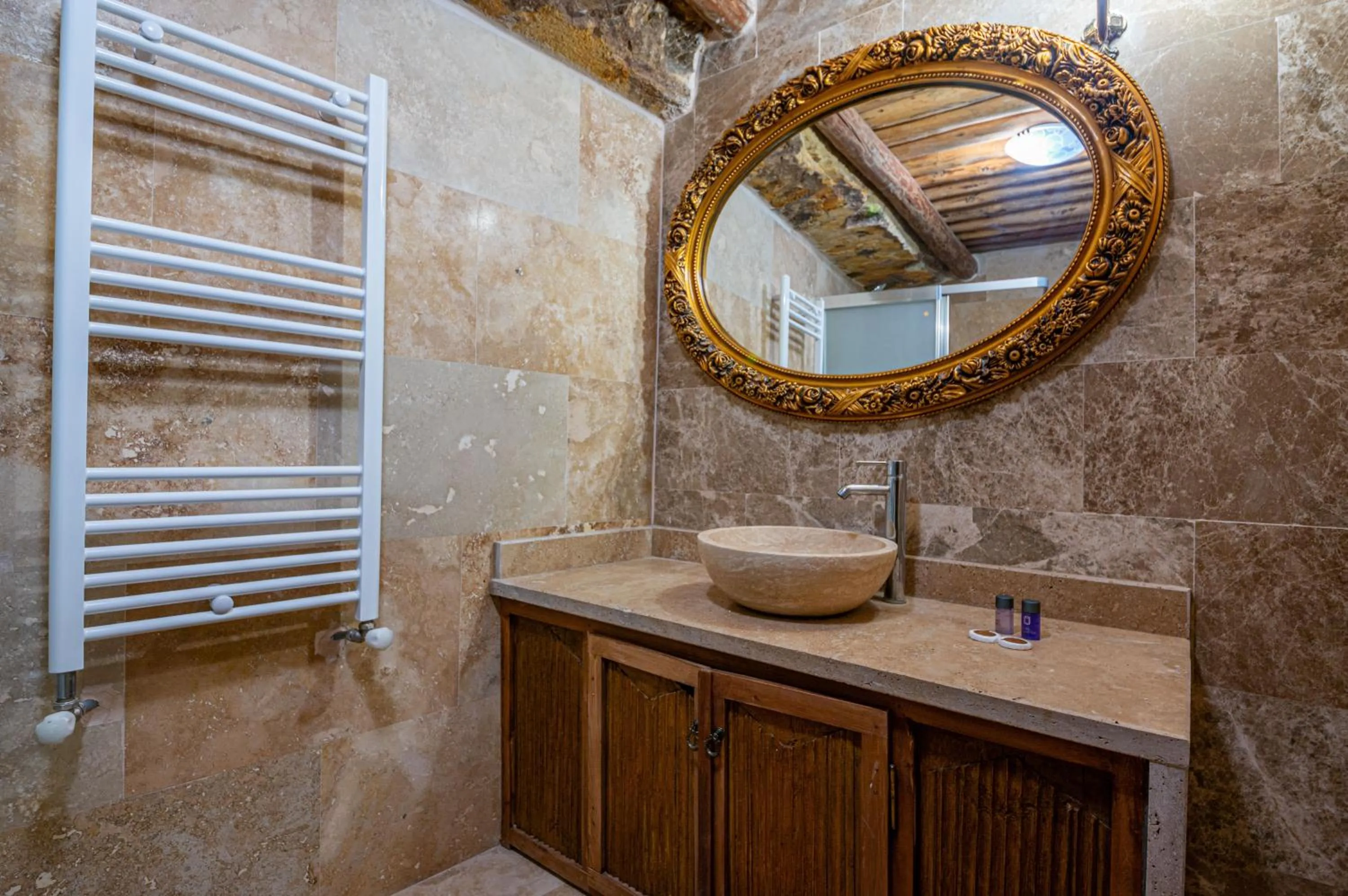 Shower in Kapalos Cave Hotel