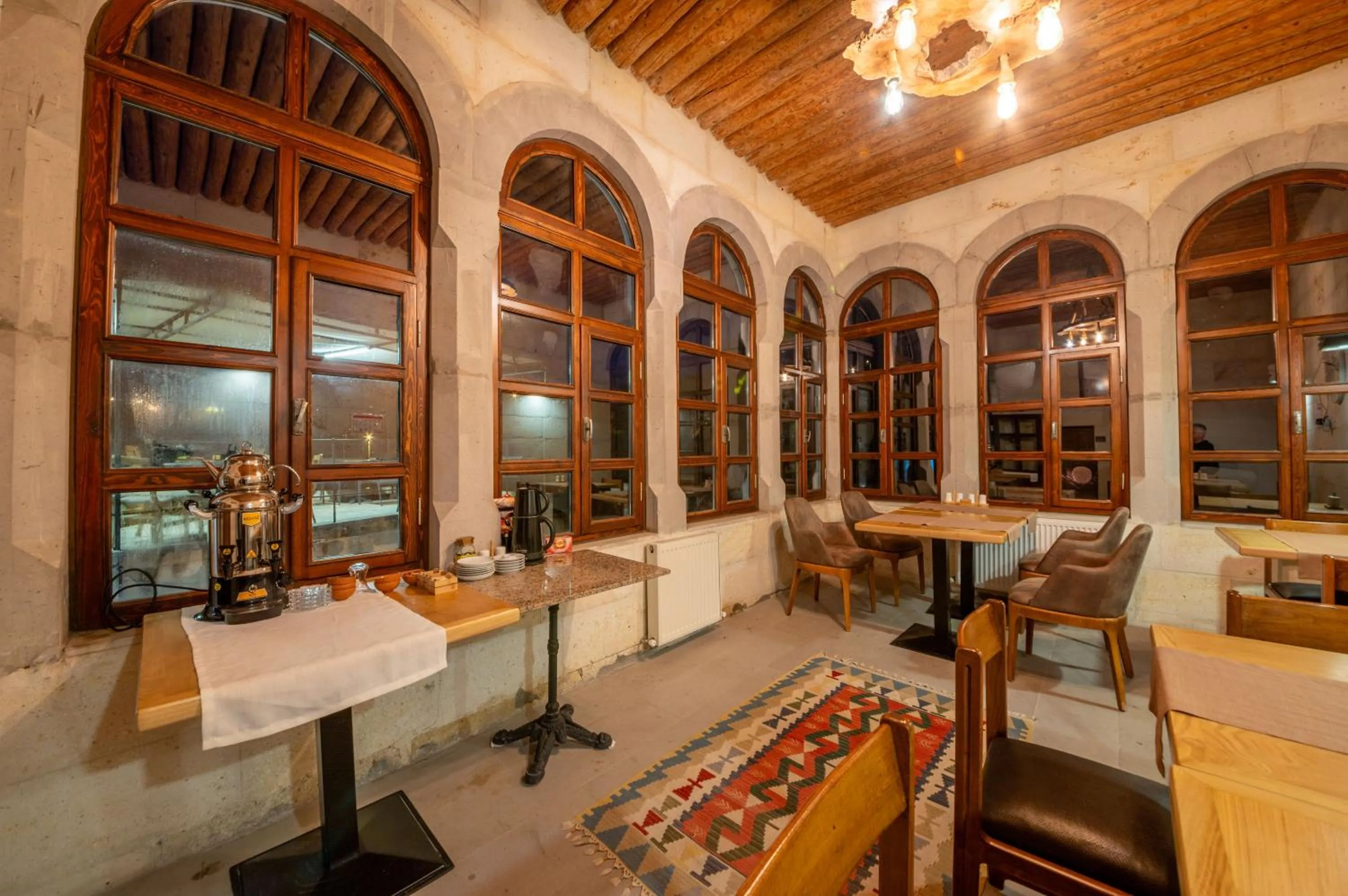 Restaurant/places to eat in Kapalos Cave Hotel