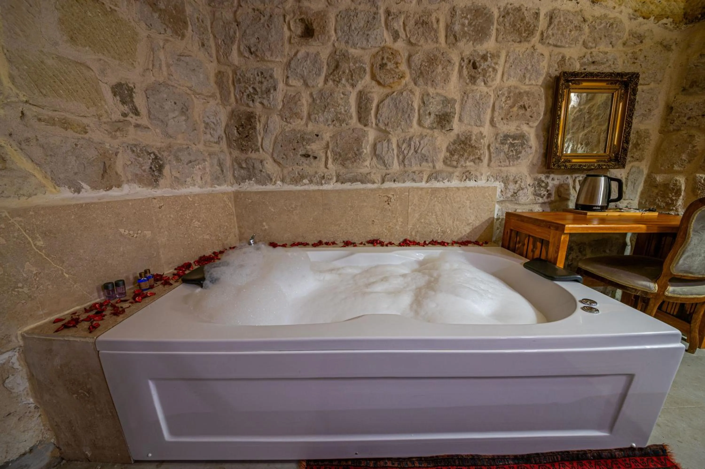 Hot Tub in Kapalos Cave Hotel