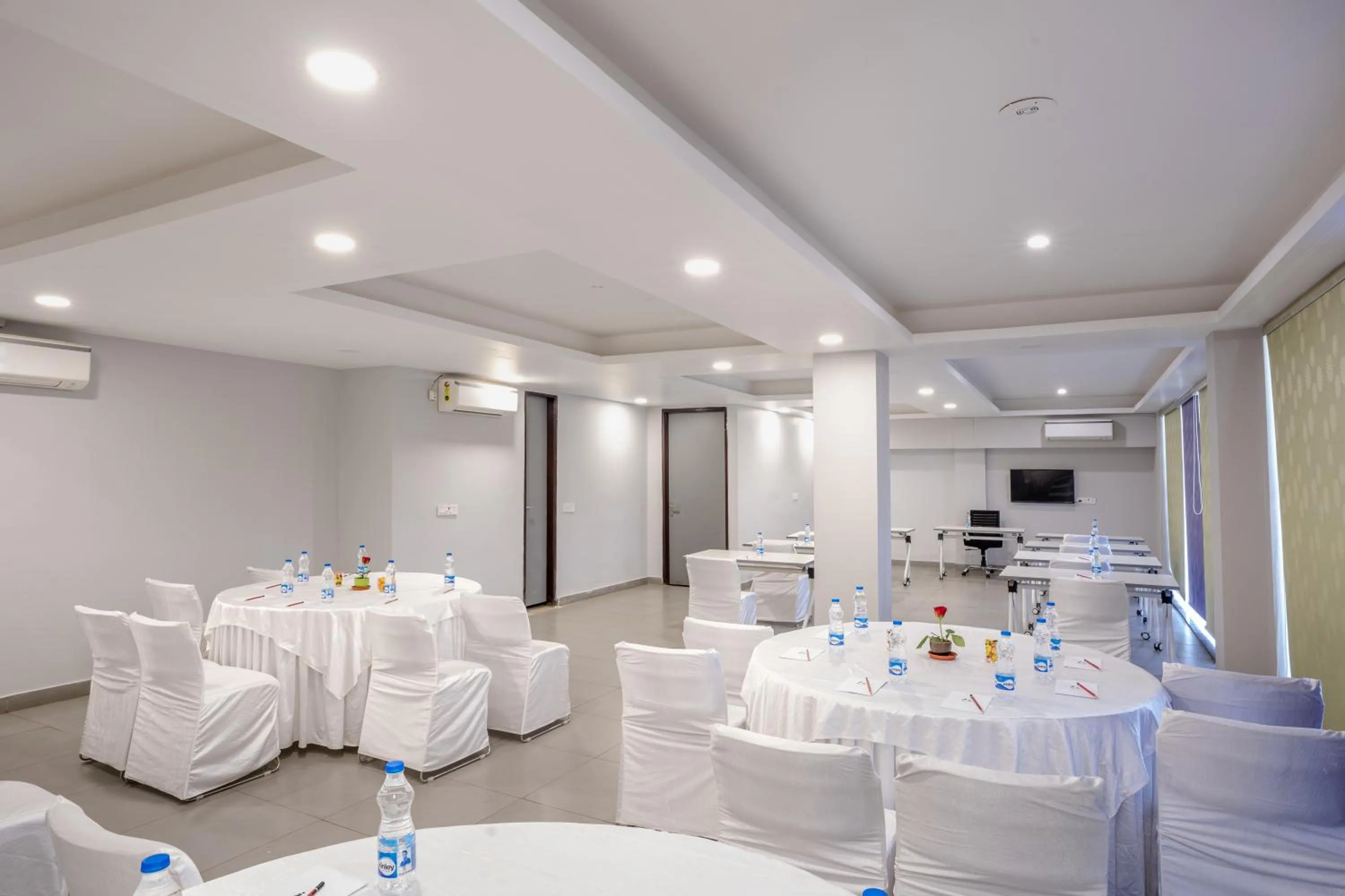Restaurant/places to eat in Inde Hotel Golf Course Extension, Gurgaon