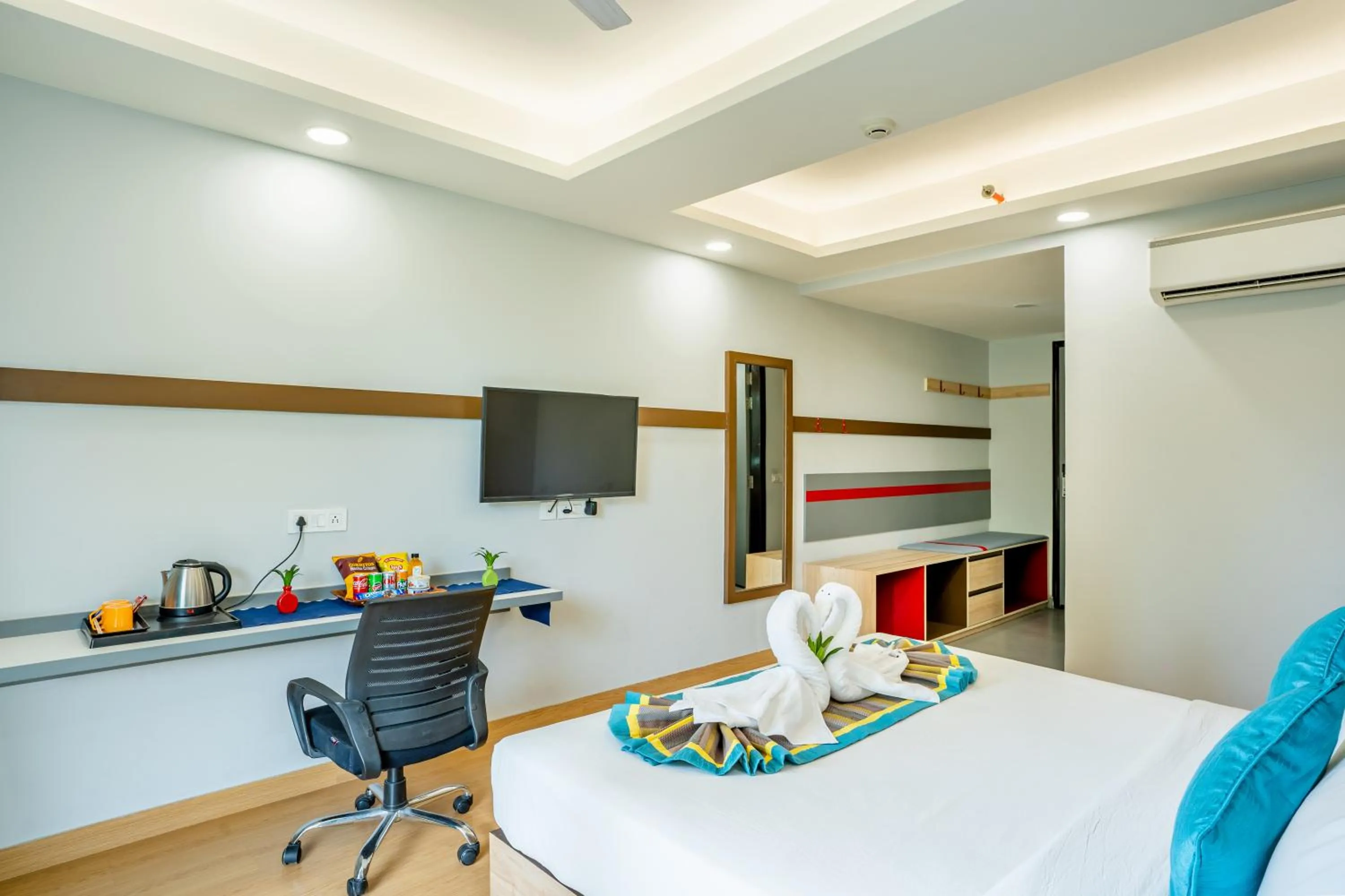 Photo of the whole room, Bed in Inde Hotel Golf Course Extension, Gurgaon