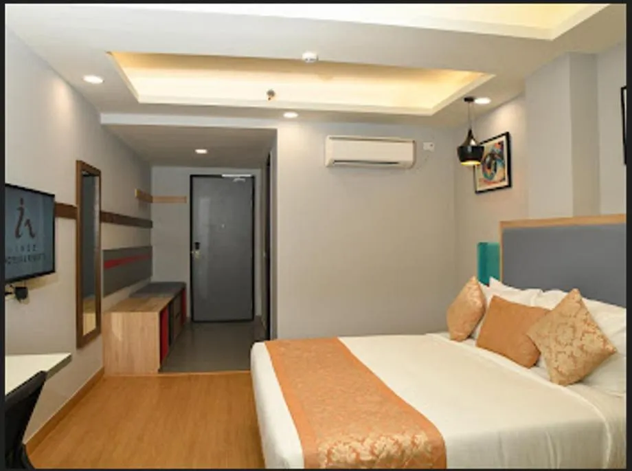 Photo of the whole room, Bed in Inde Hotel Golf Course Extension, Gurgaon