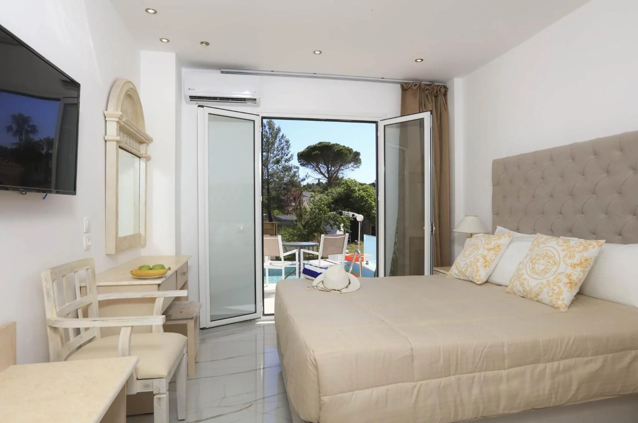 Bed in Cavomarina Beach- Adults Only