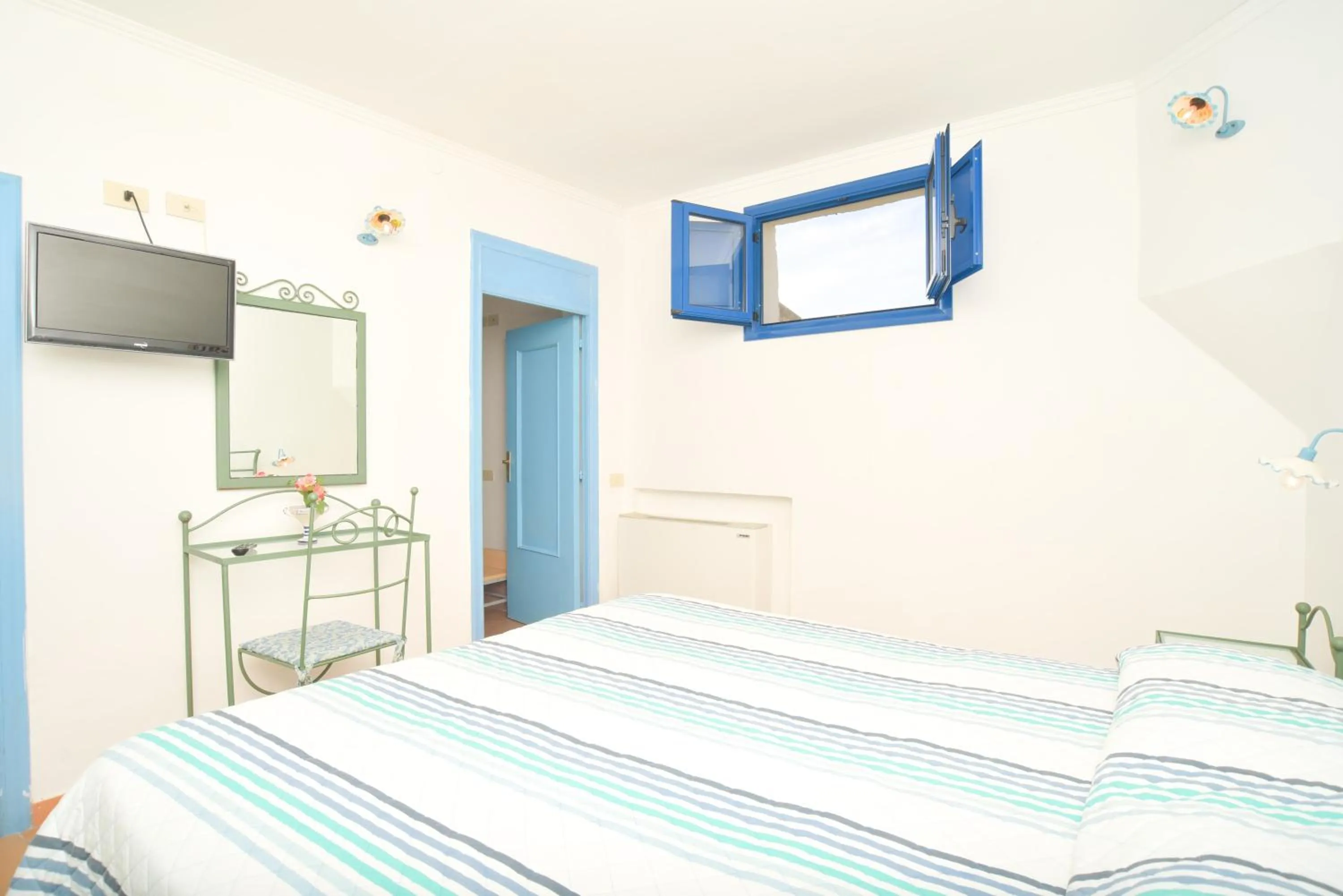 Photo of the whole room, Bed in Hotel Celeste