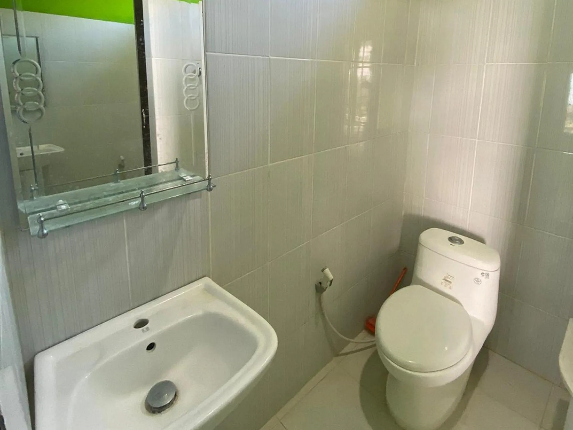 Bathroom in RedDoorz Syariah near Ujong Kareung Beach Sabang