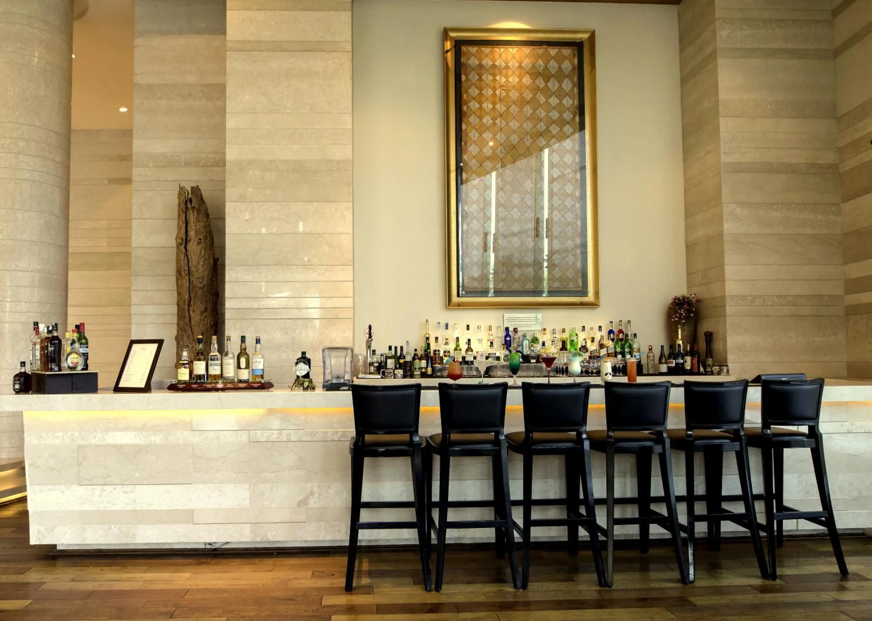 Lounge or bar in The Lalit Chandigarh