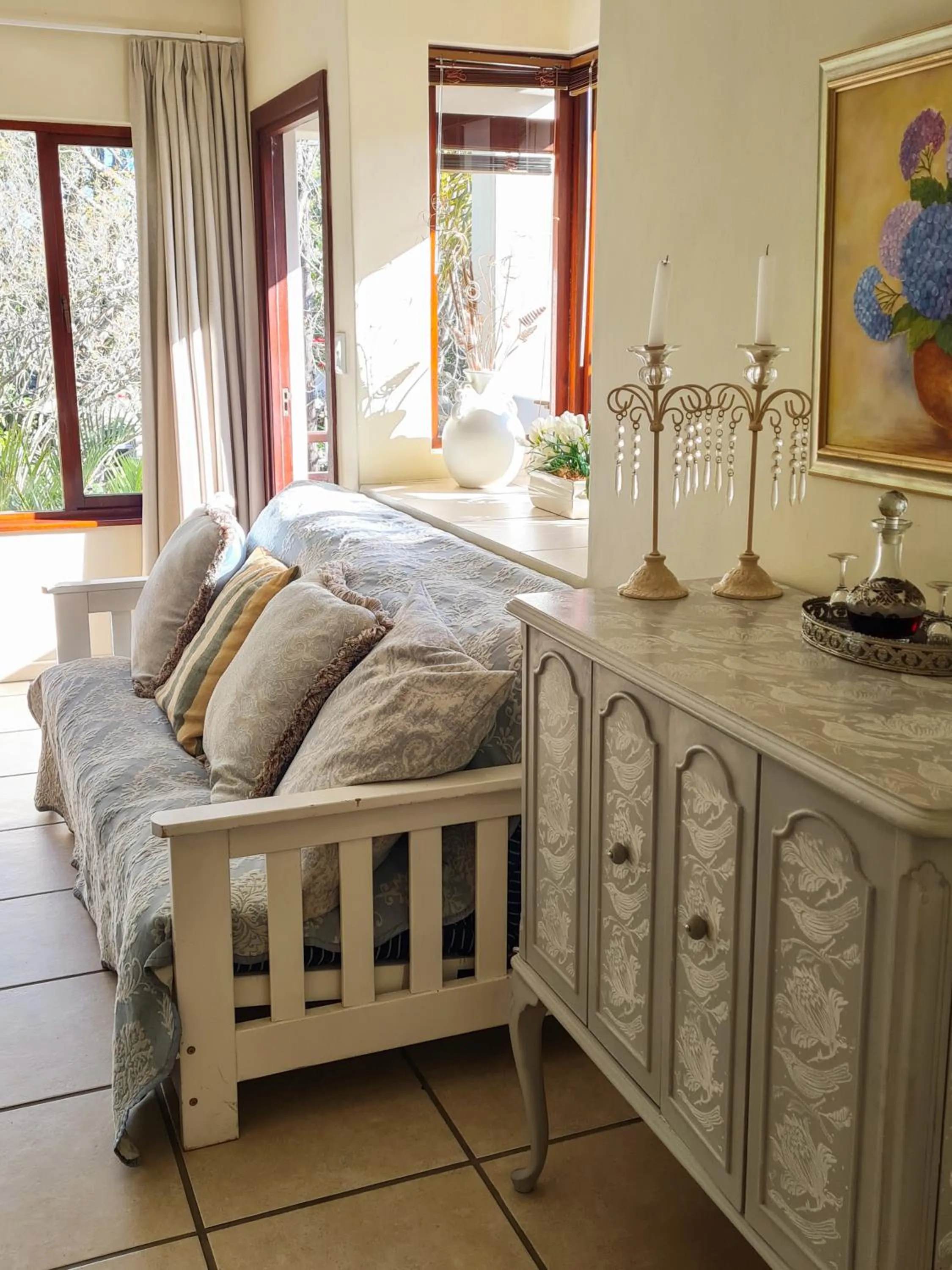 Seating area, Bed in Cherry Berry Guest House