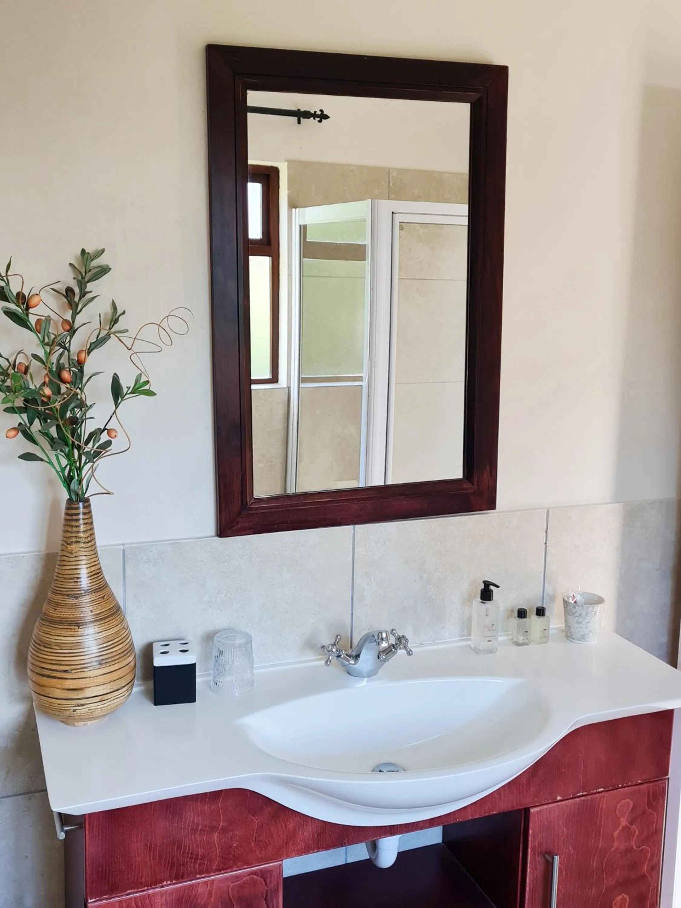 Bathroom in Cherry Berry Guest House