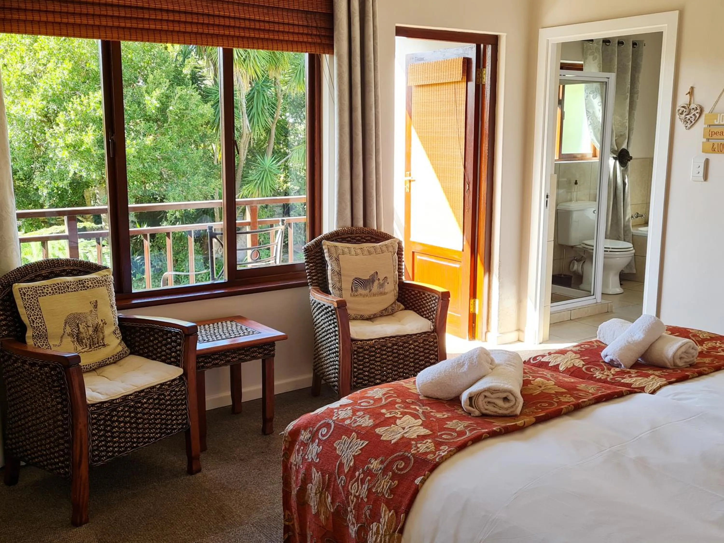 Seating area, Bed in Cherry Berry Guest House