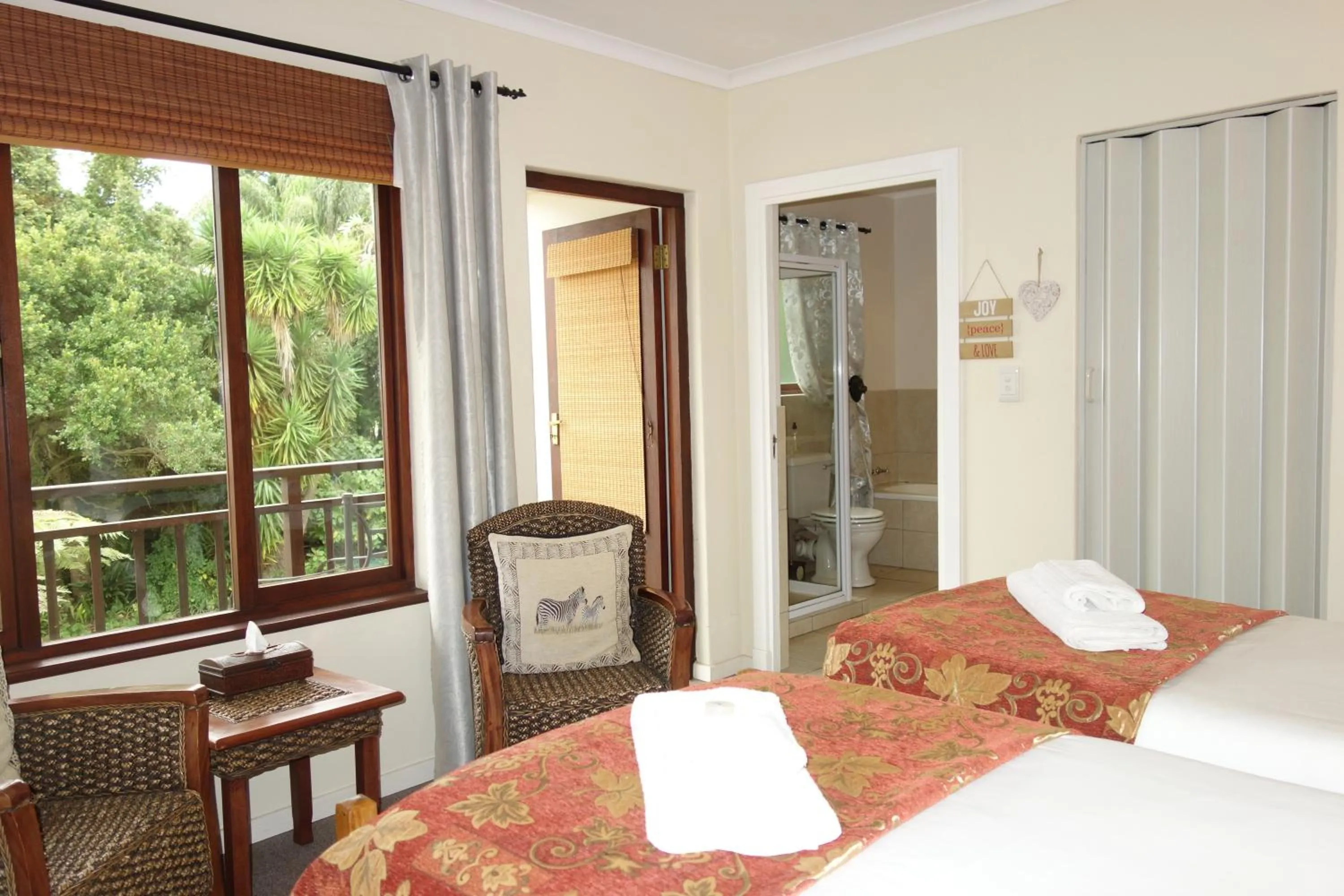 Bedroom, Bed in Cherry Berry Guest House