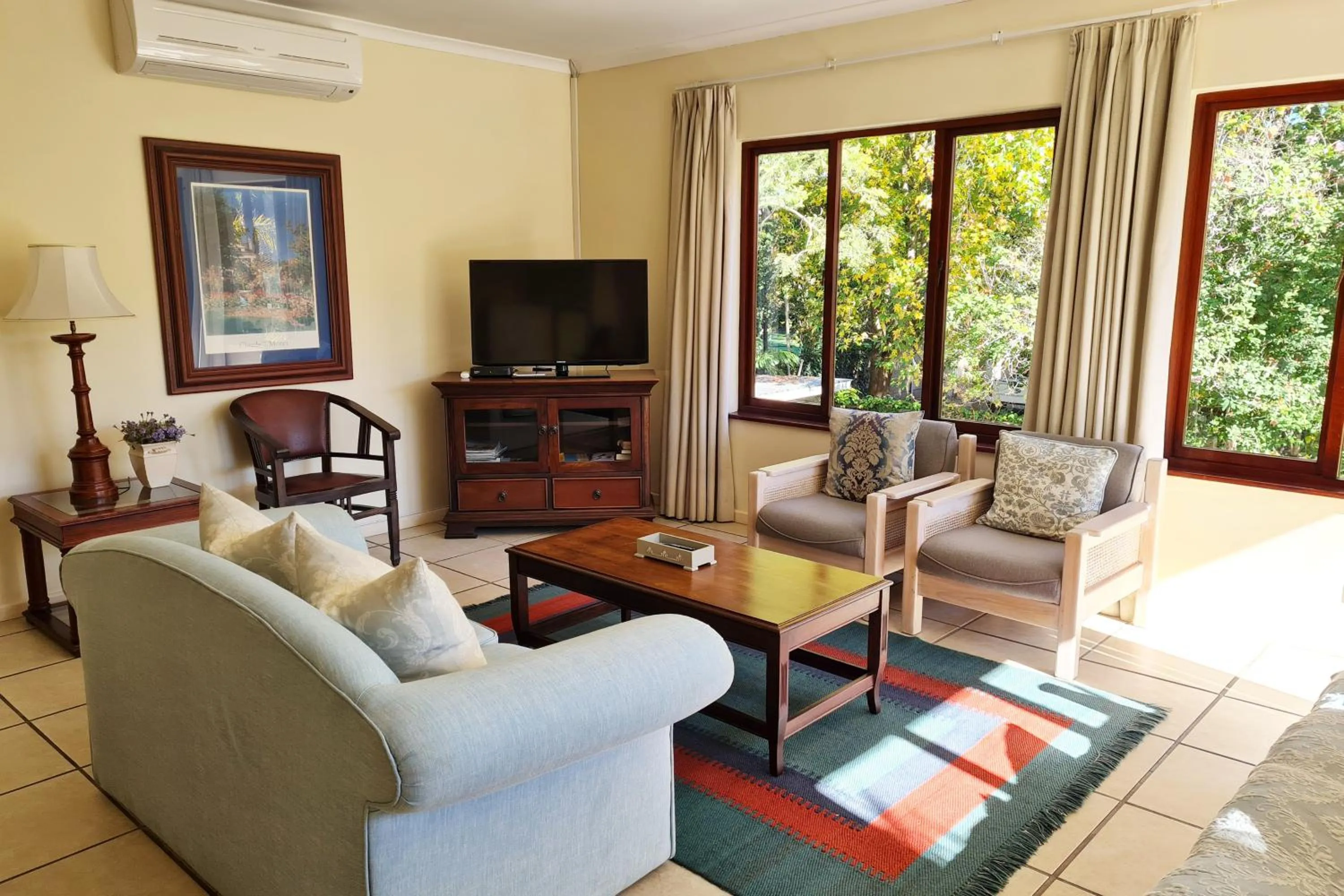 TV and multimedia in Cherry Berry Guest House