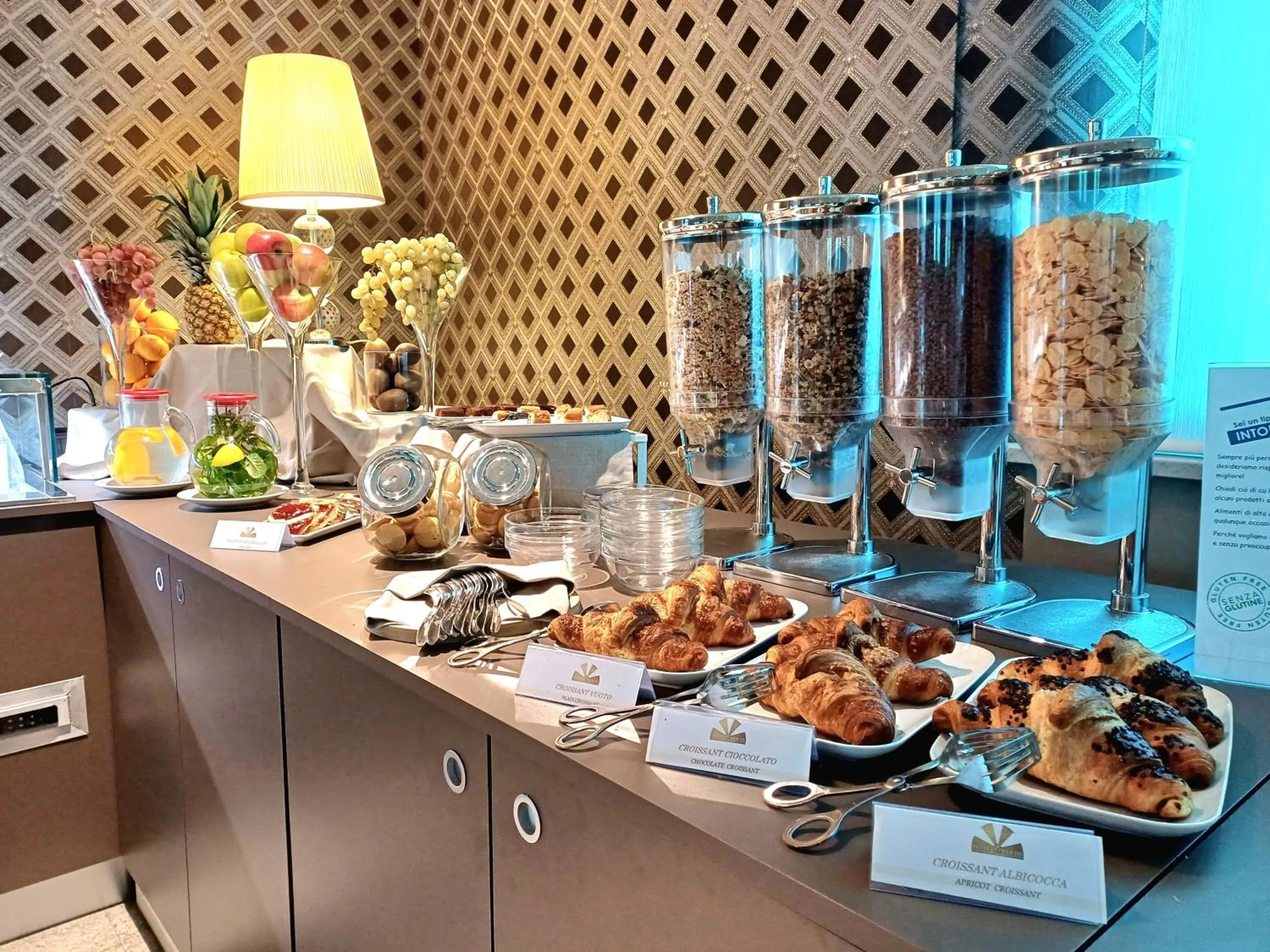 Breakfast in Hotel Parisi