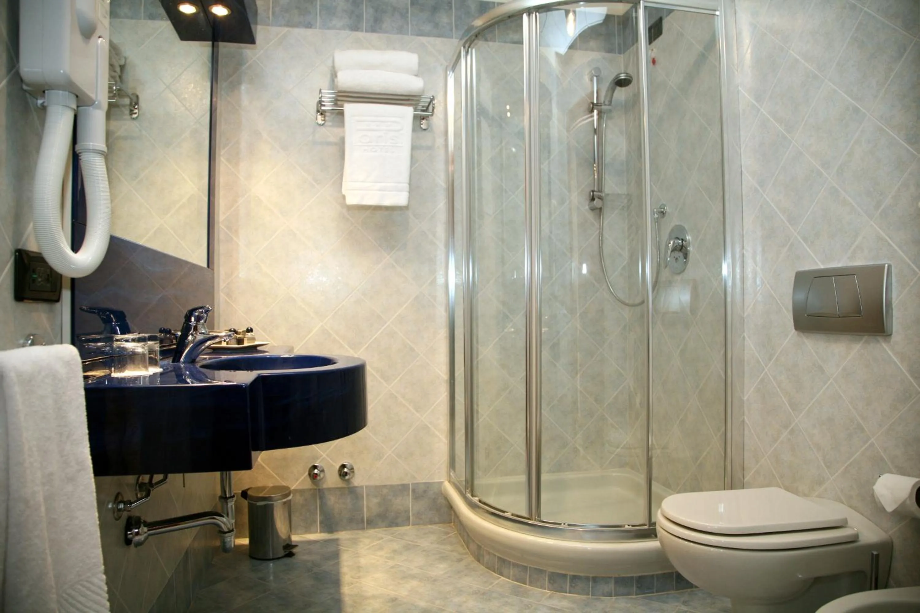 Shower in Hotel Parisi