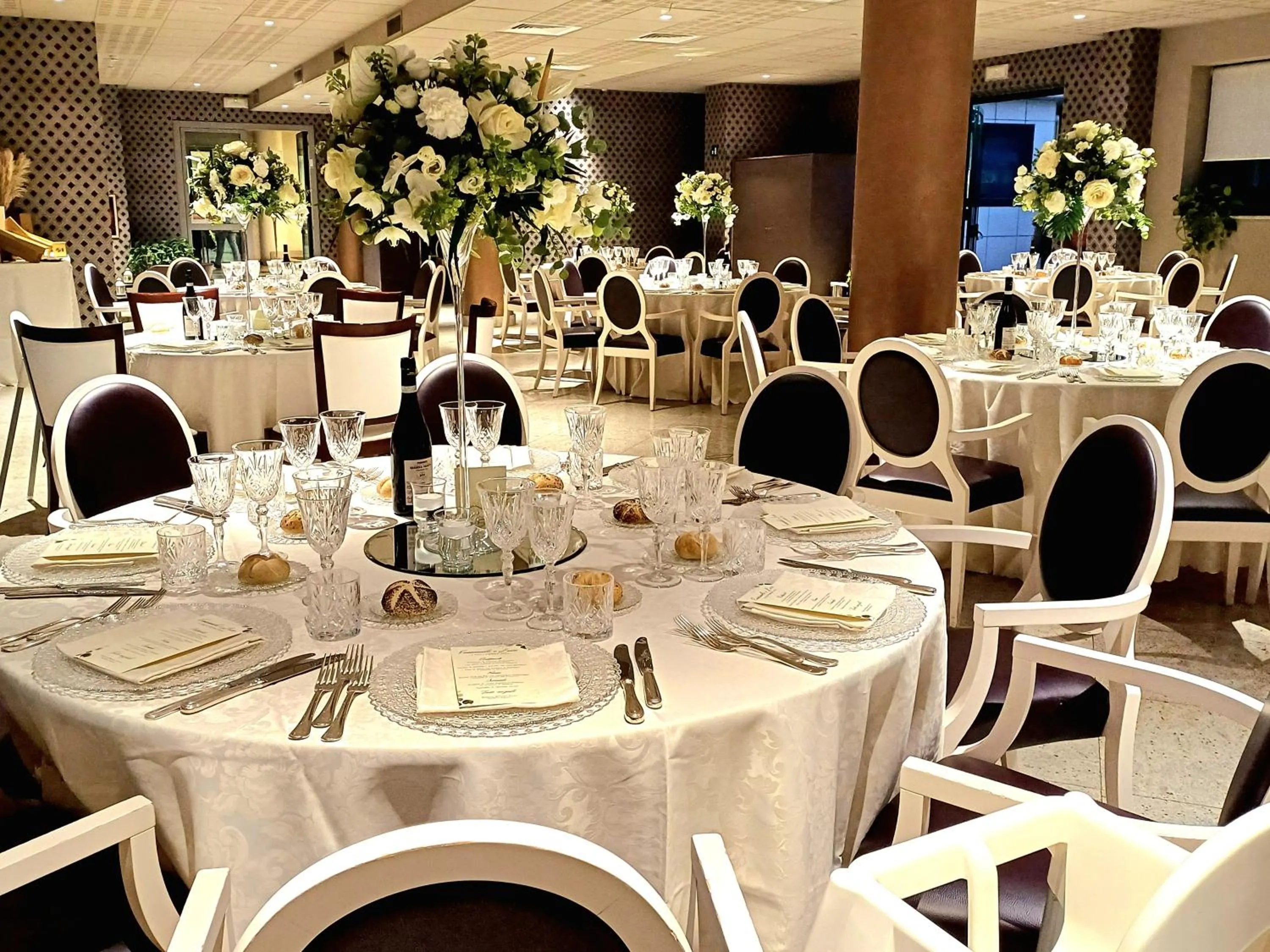 Restaurant/places to eat in Hotel Parisi