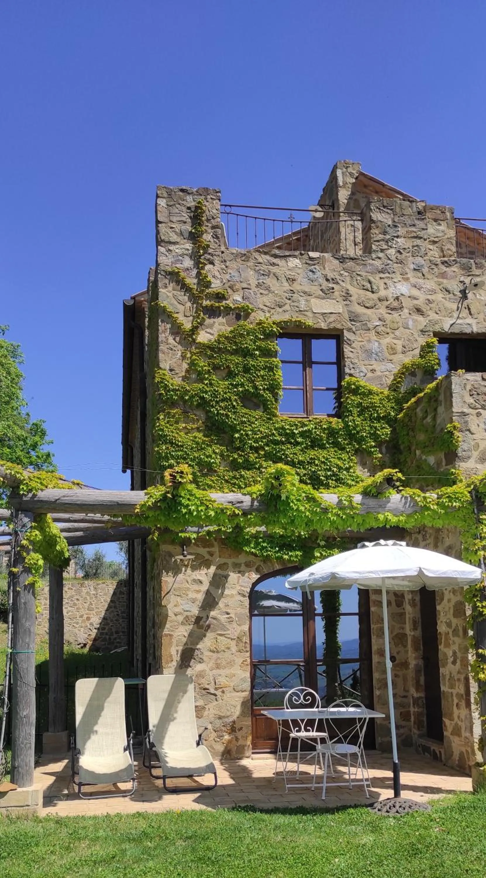 Property building in Castel Brunello