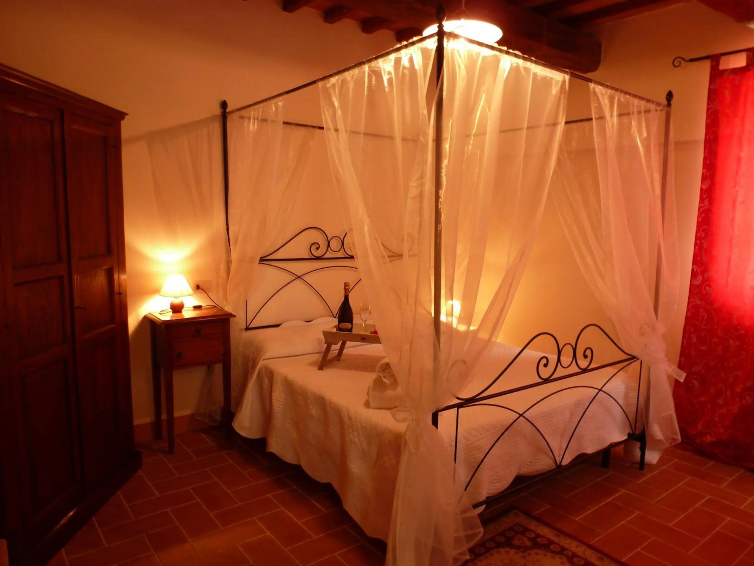 Photo of the whole room, Bed in Castel Brunello