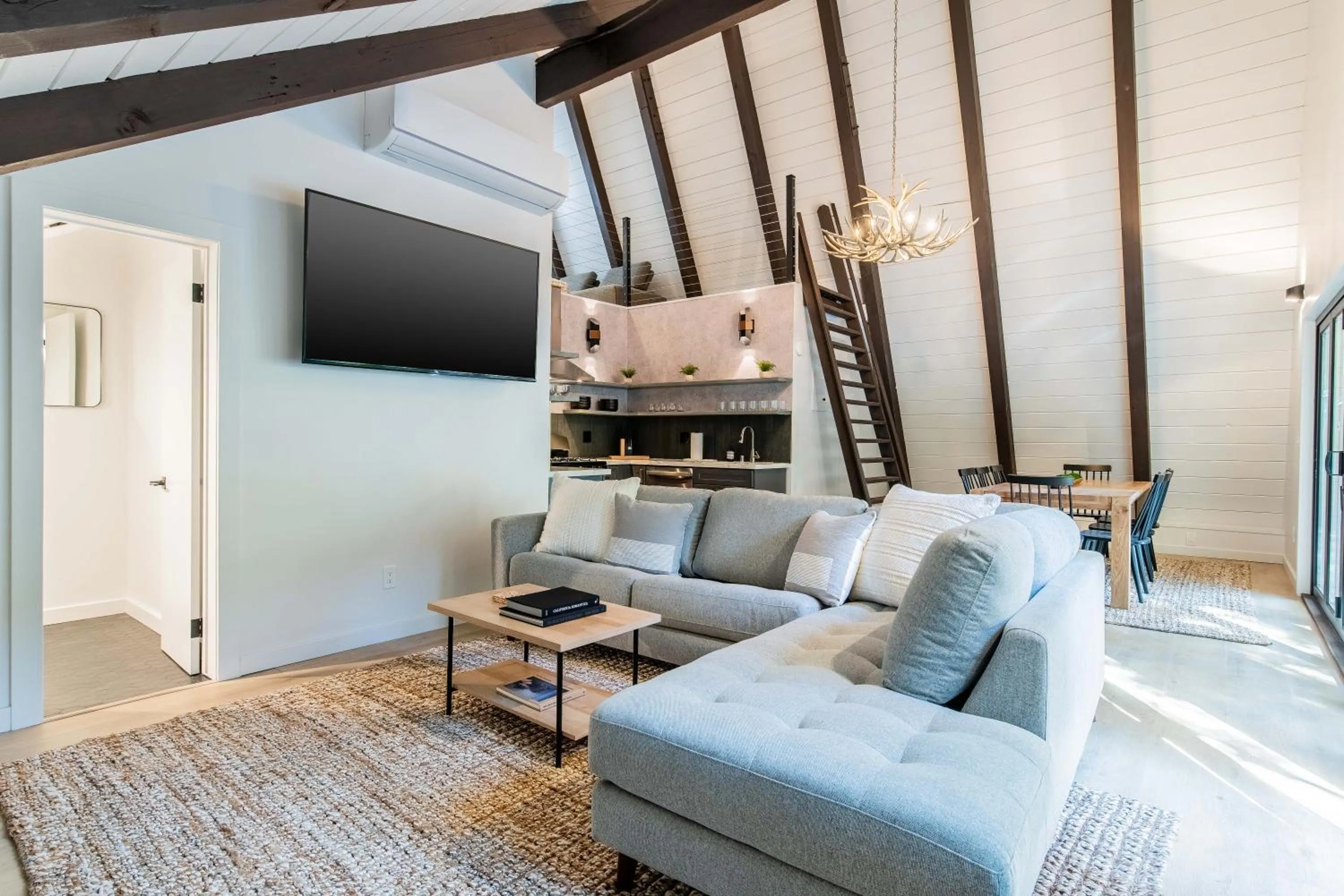 Communal lounge/ TV room in The Kingsley Hotel