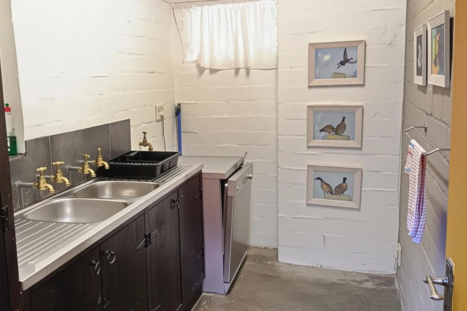 dishwasher in Hornbill House Self Catering Accommodation