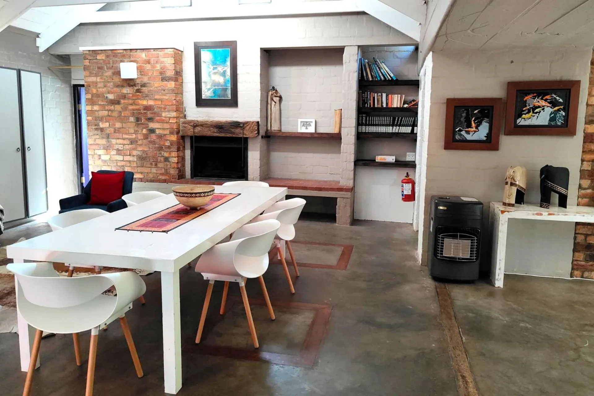 Dining area in Hornbill House Self Catering Accommodation