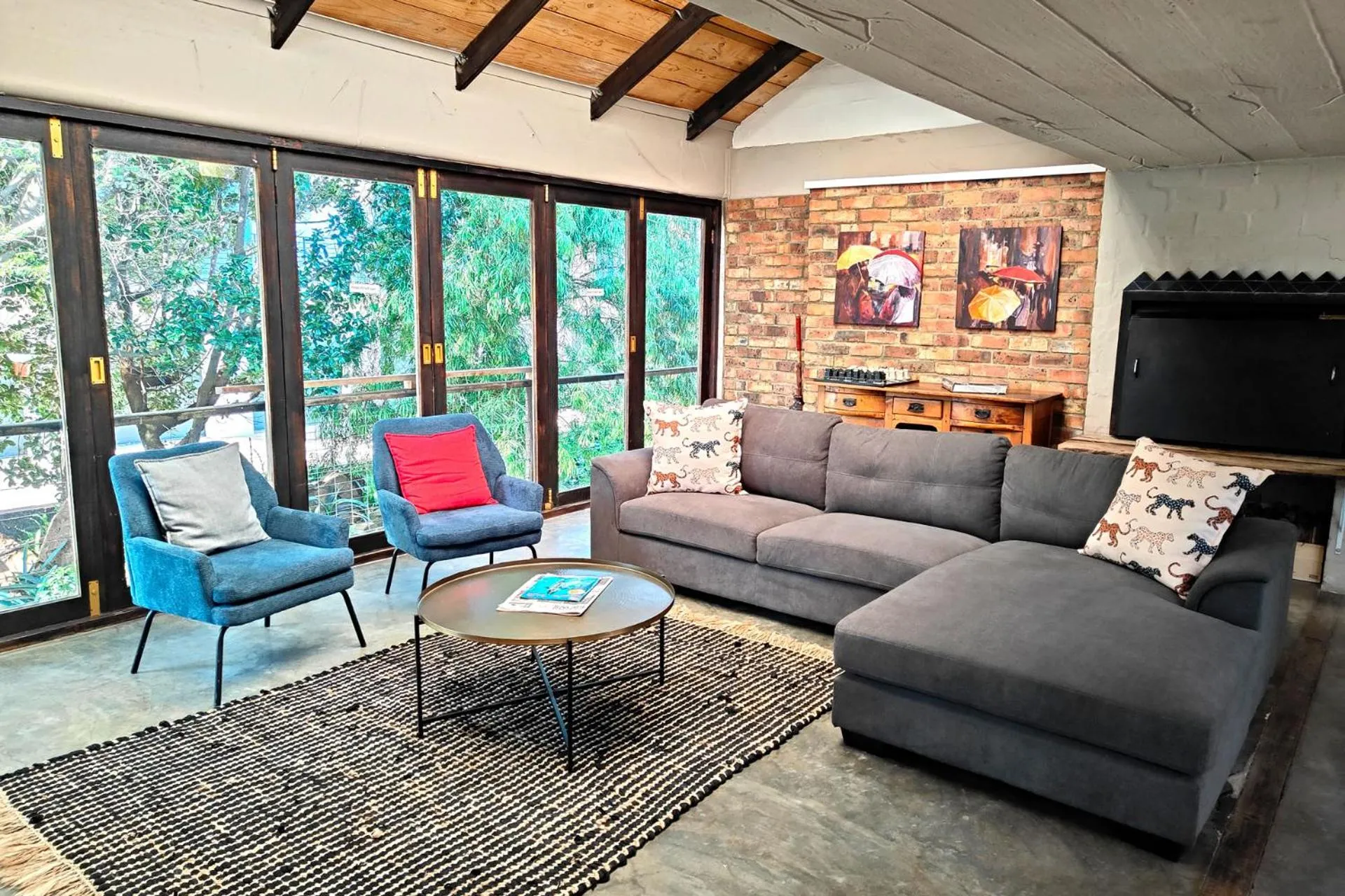 Lounge or bar in Hornbill House Self Catering Accommodation