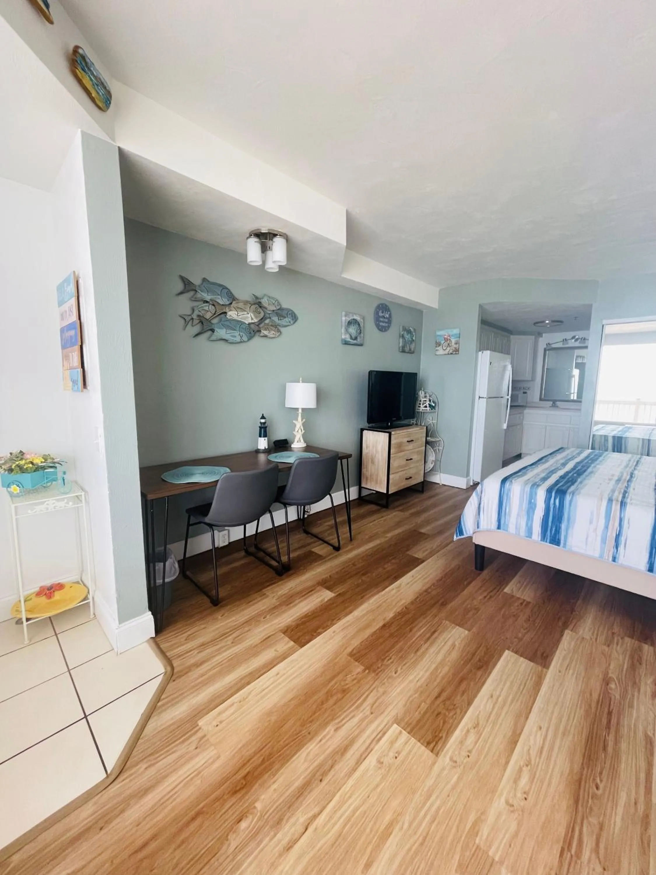 Seating area, Bed in Daytona Beach Resort Oceanfront CondoStudio