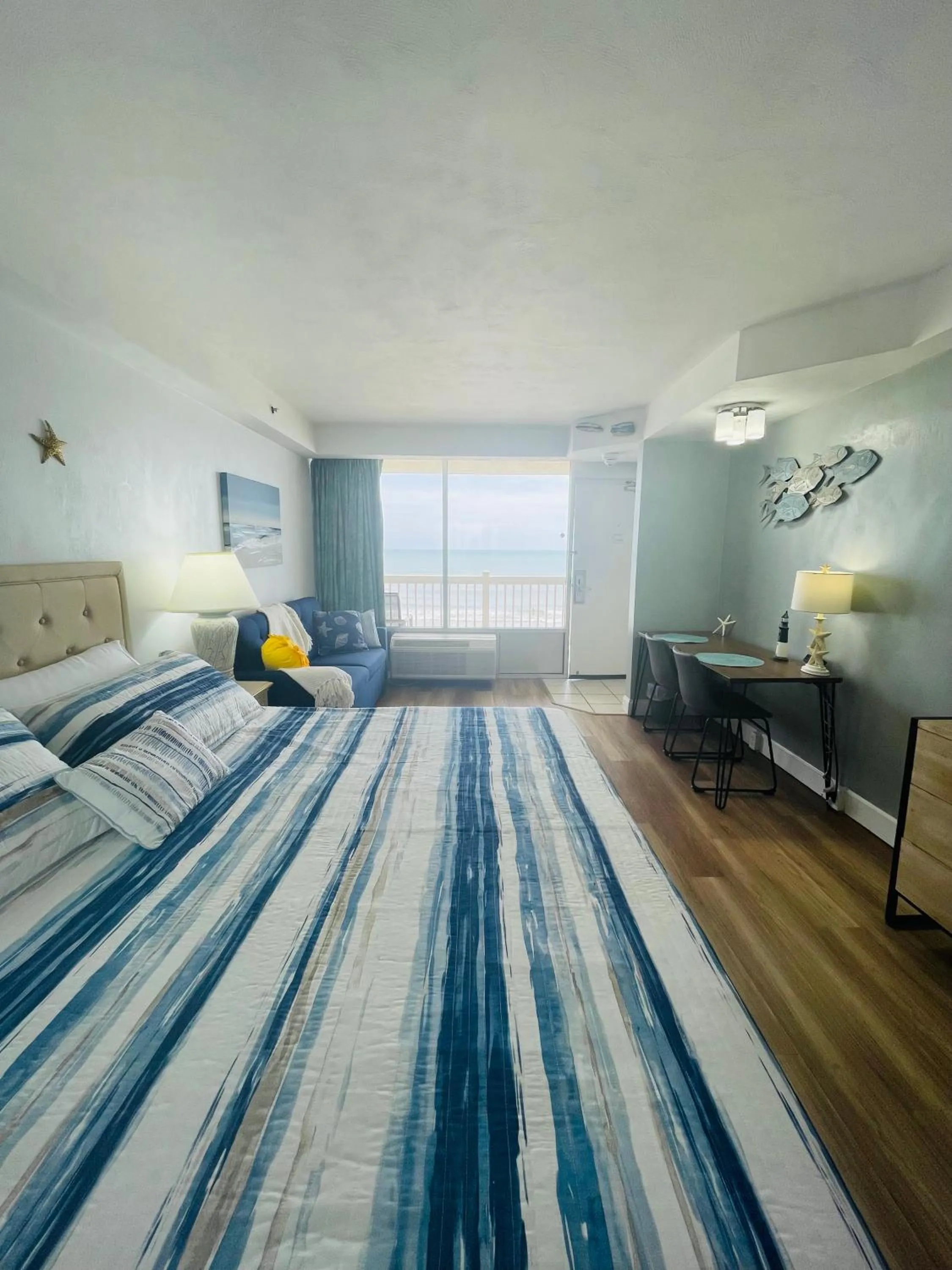 Bedroom, Bed in Daytona Beach Resort Oceanfront CondoStudio
