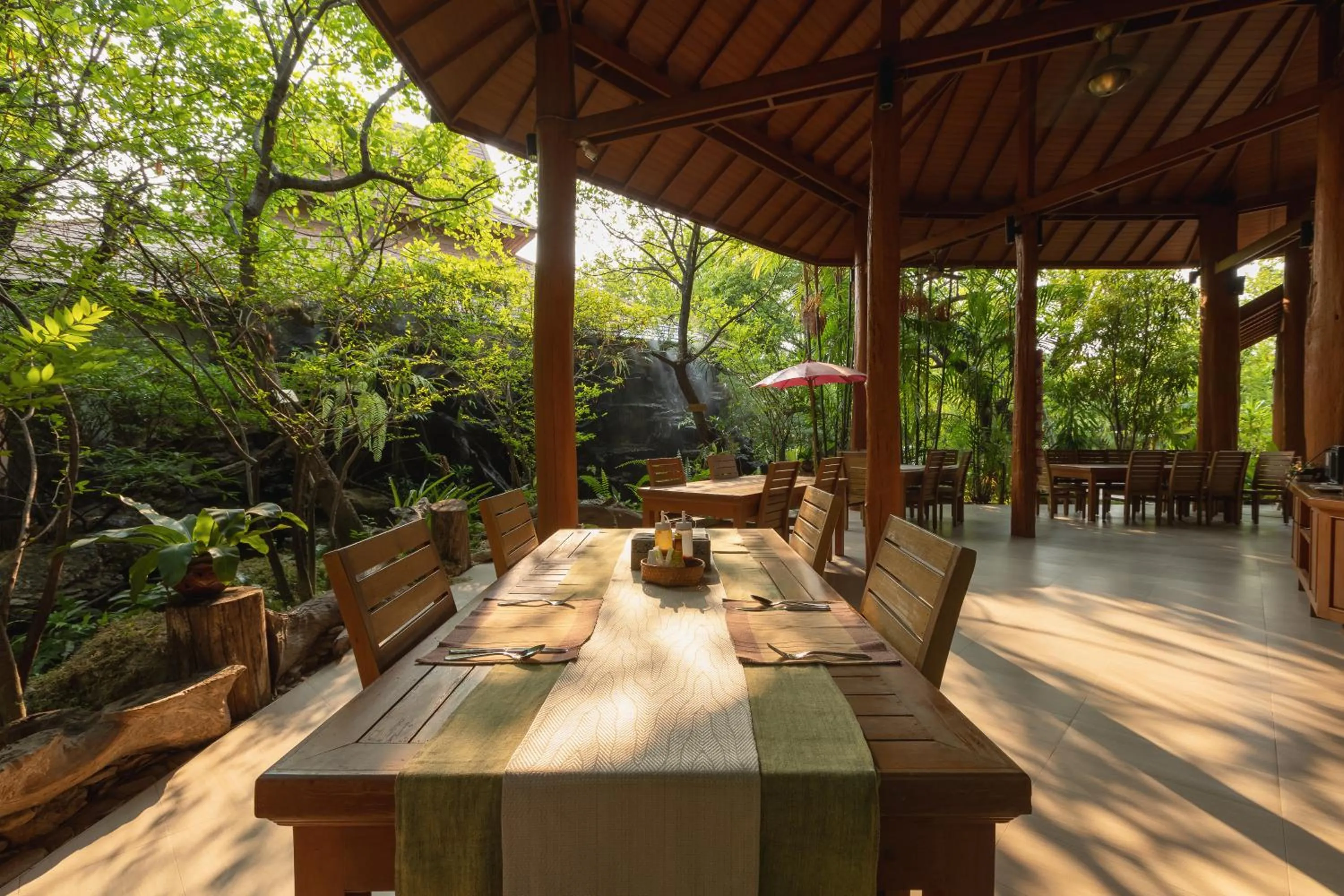 Restaurant/places to eat in Vanasin Residence