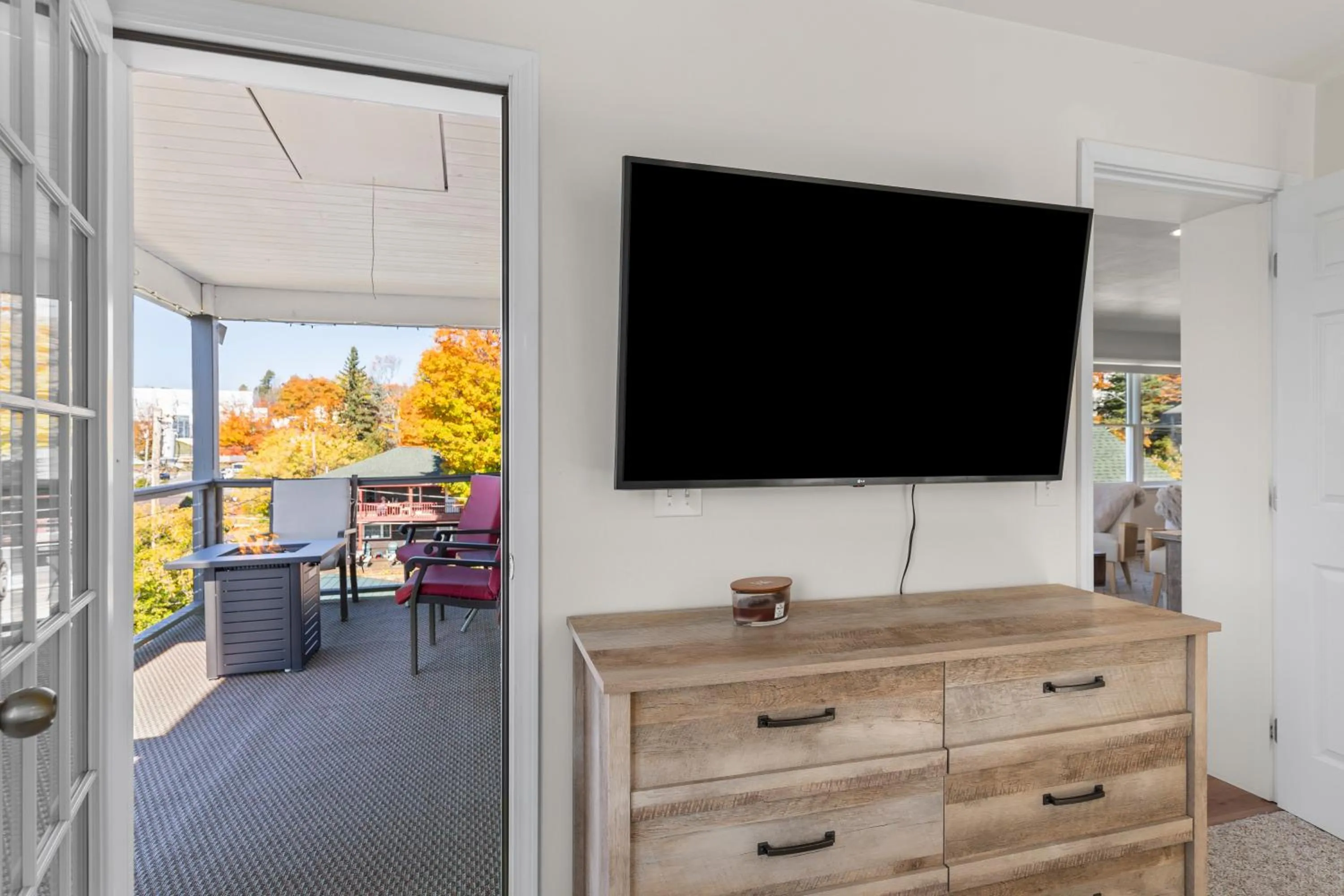 Communal lounge/ TV room in Amazing Mountain Views Lake Placid & 1980 Olympic Center