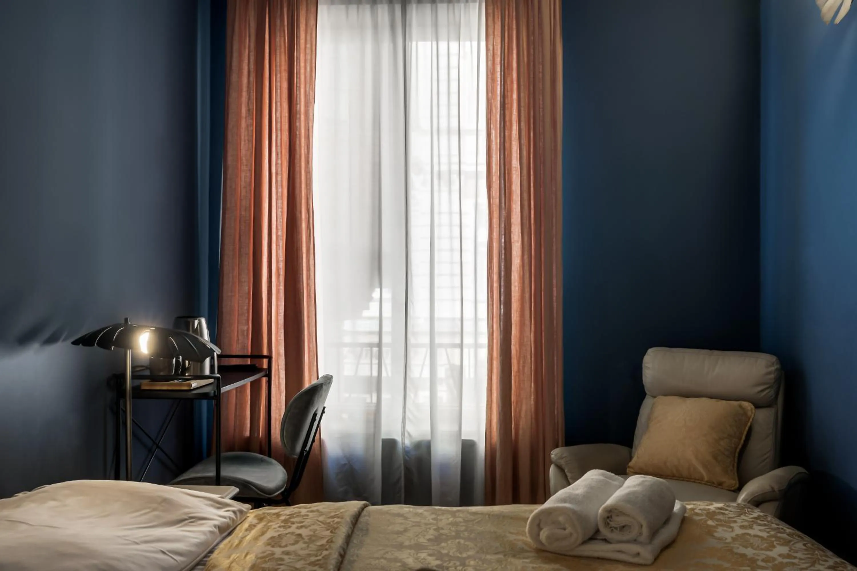 Bedroom, Bed in Louren - The Bridge Inn