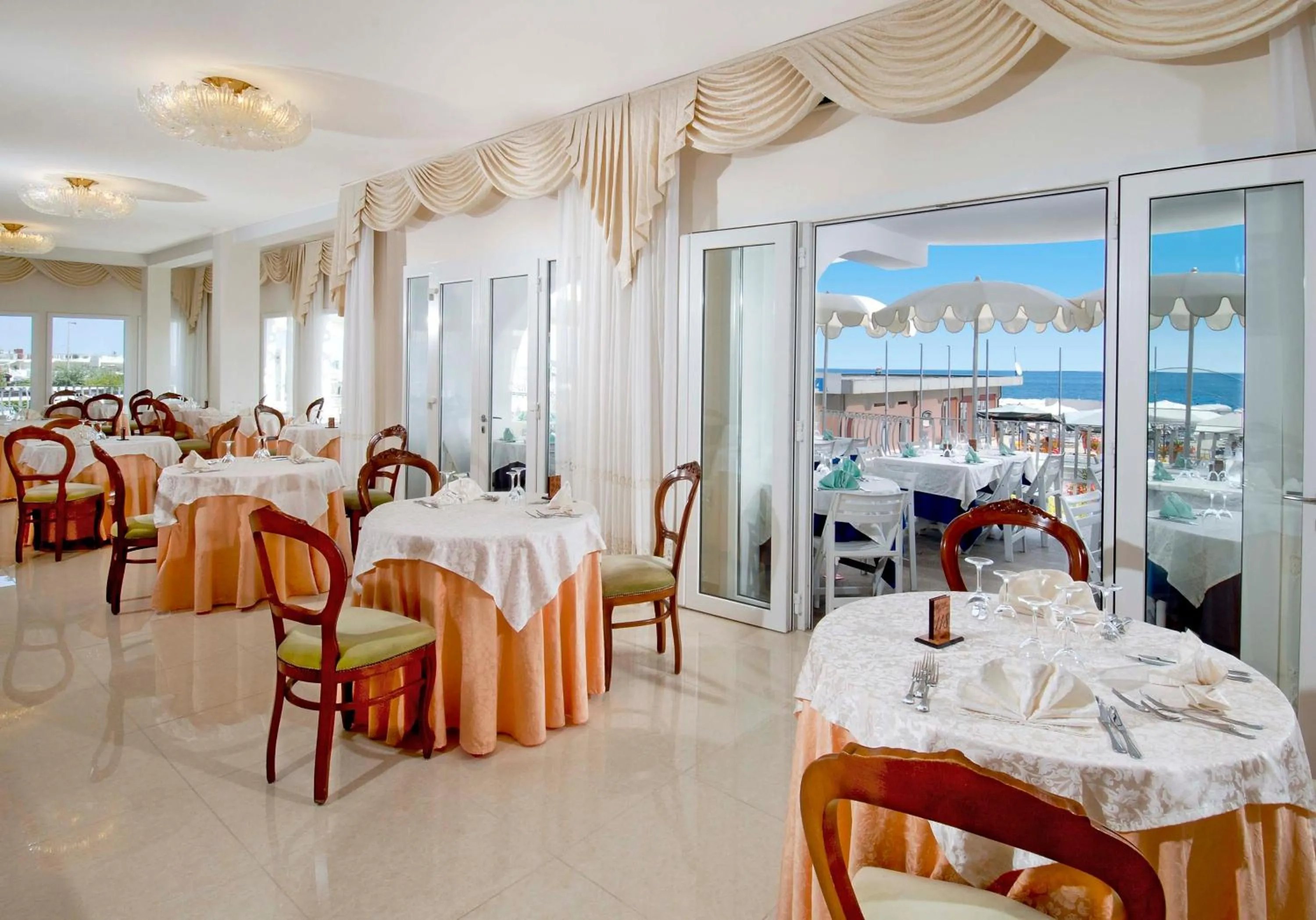 Restaurant/places to eat in Hotel Dea