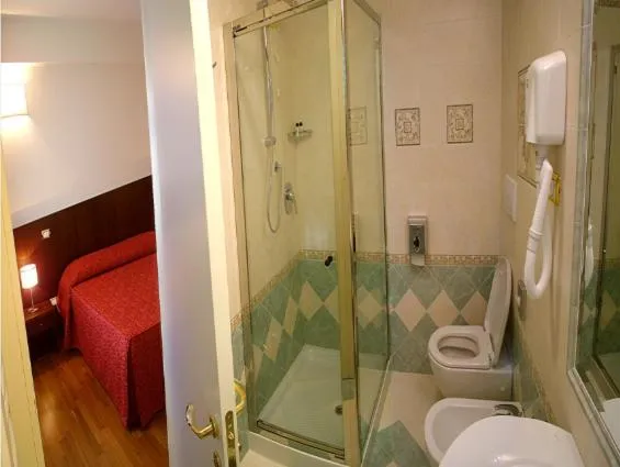 Shower, Bed in Hotel Ristorante Il Gambero