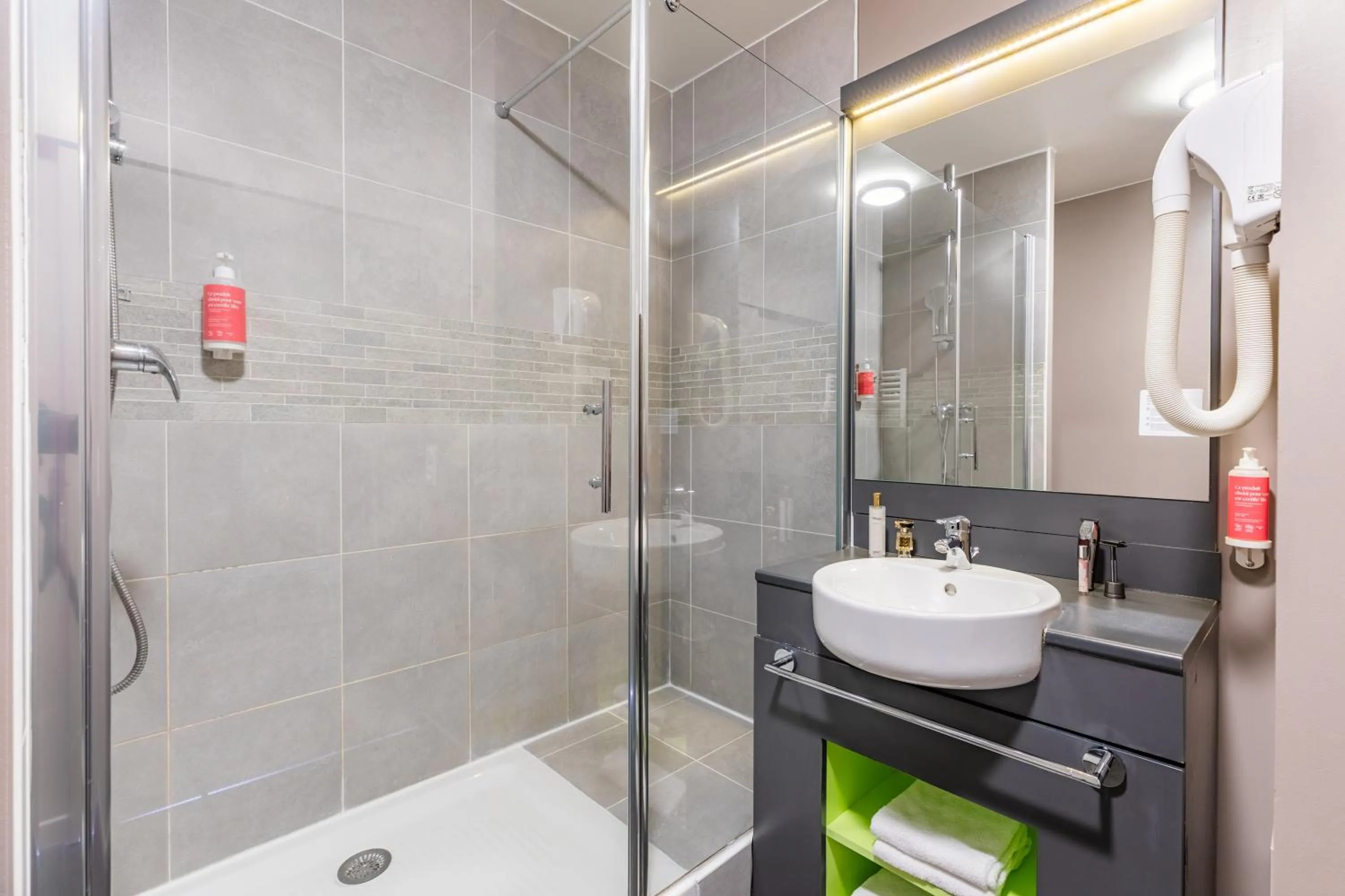 Shower in Appart’City Confort Le Bourget - Aéroport