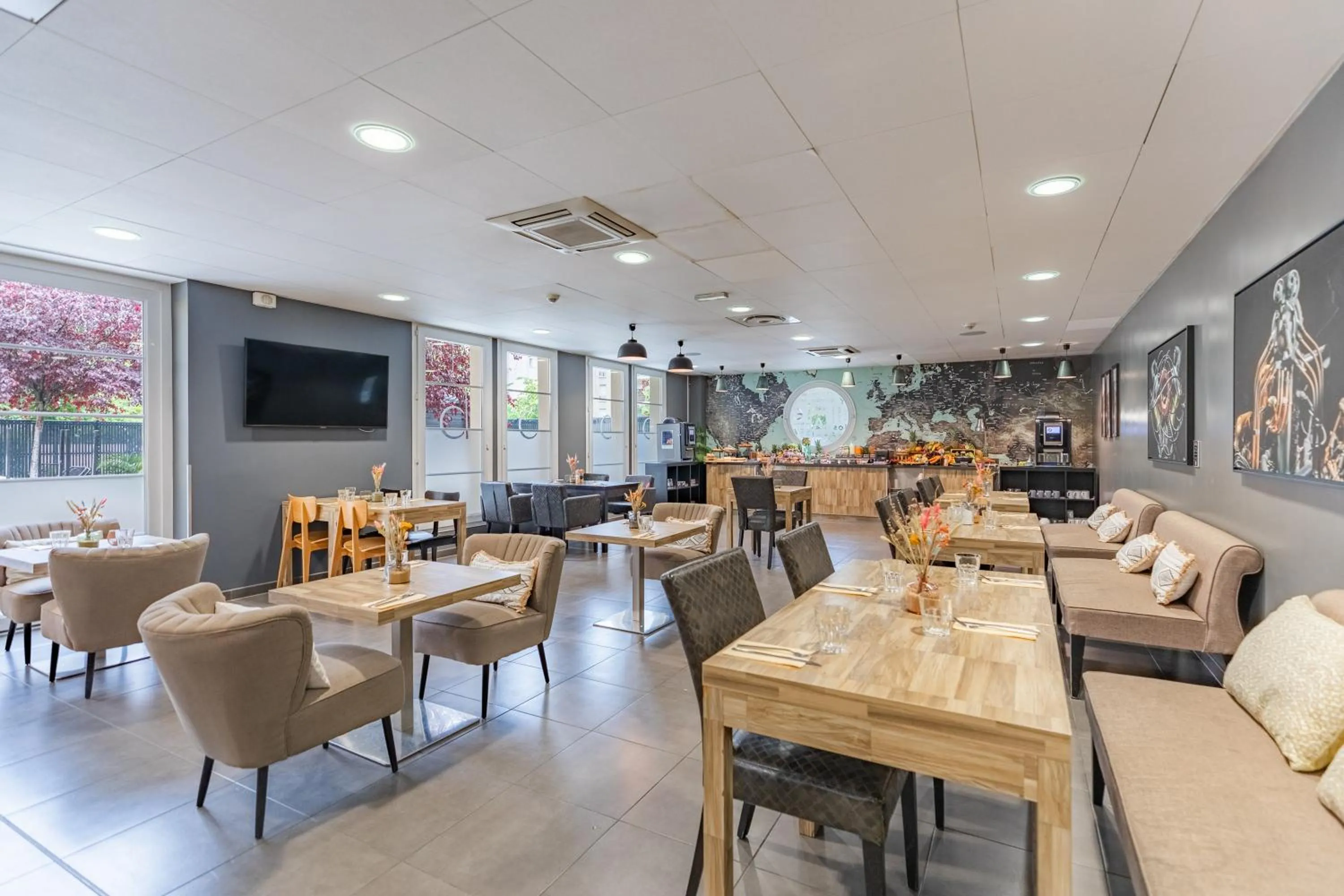 Restaurant/places to eat in Appart’City Confort Le Bourget - Aéroport