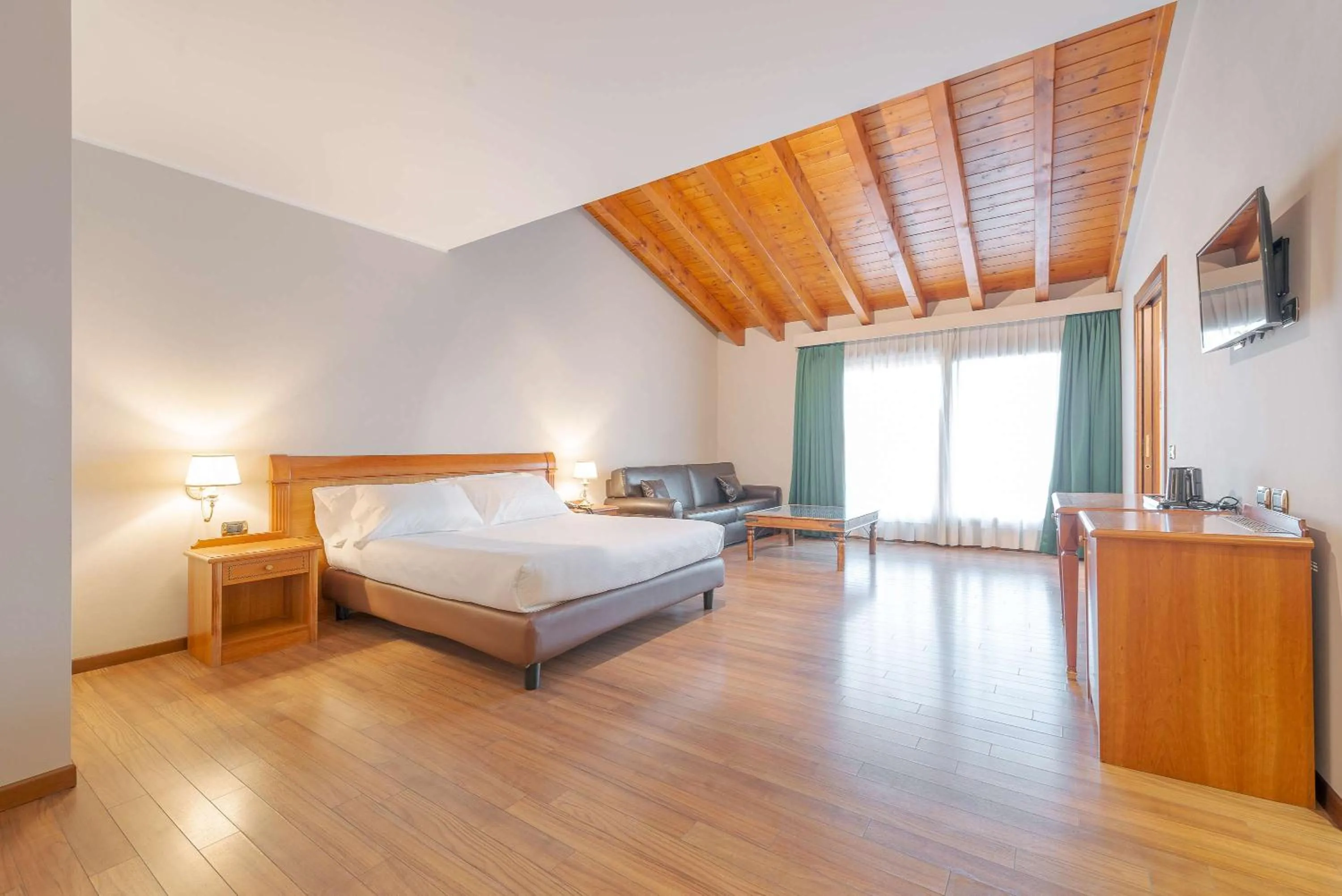 Photo of the whole room, Bed in Hotel Horizon Wellness & Spa Resort - Best Western Signature Collection