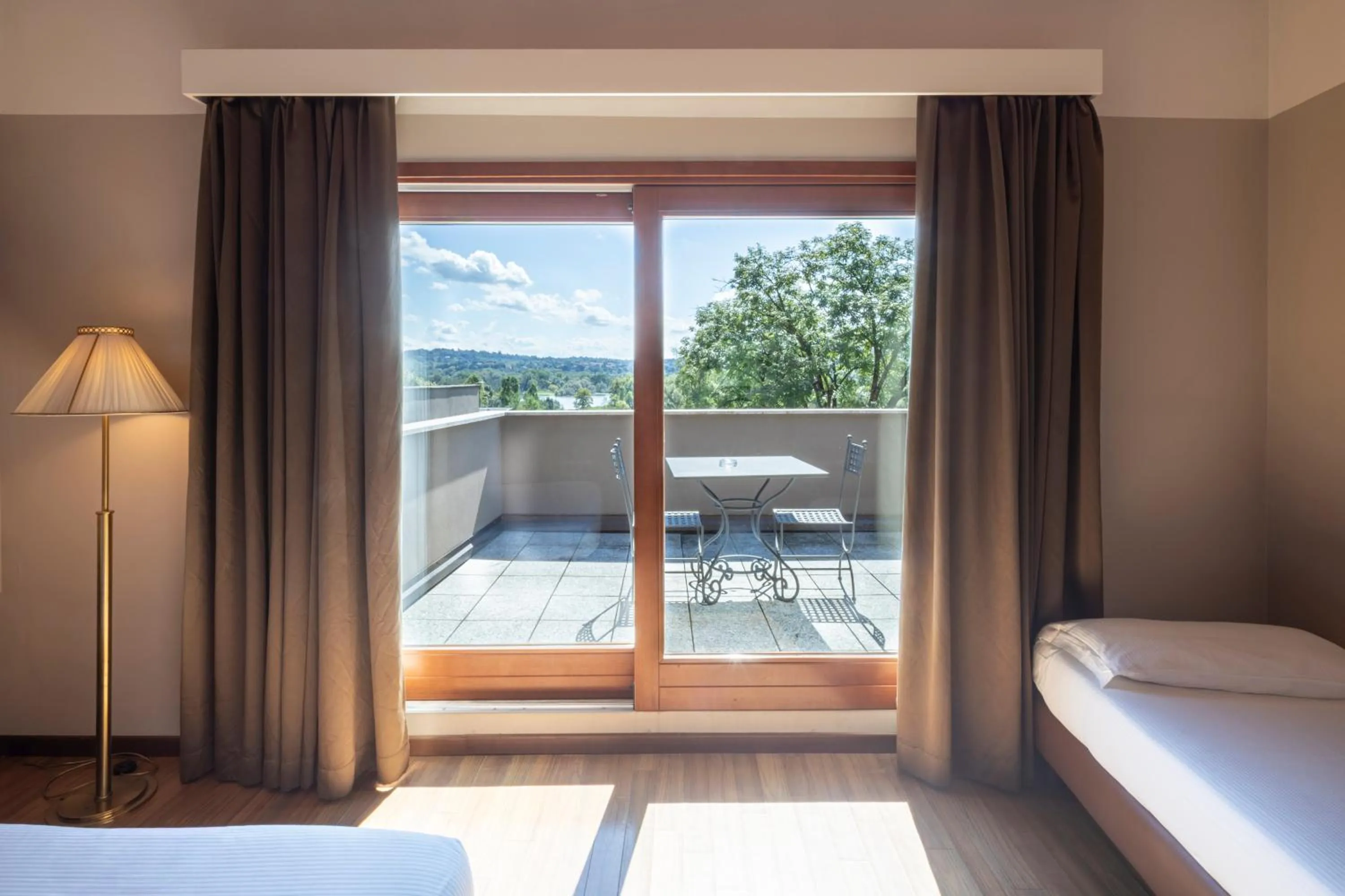 Balcony/Terrace, Bed in Hotel Horizon Wellness & Spa Resort - Best Western Signature Collection