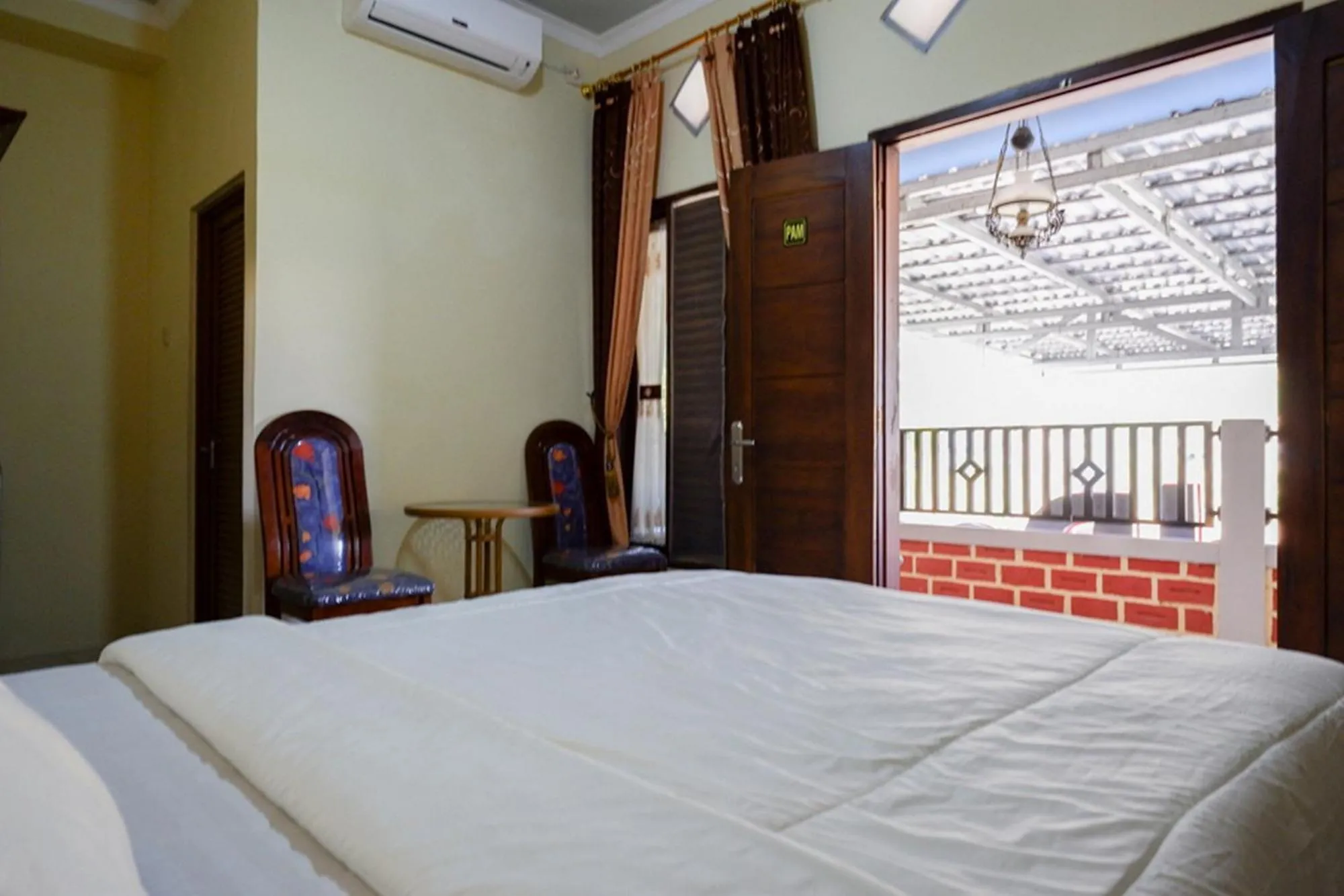 Bed in RedDoorz Syariah near Alun Alun Pacitan 2