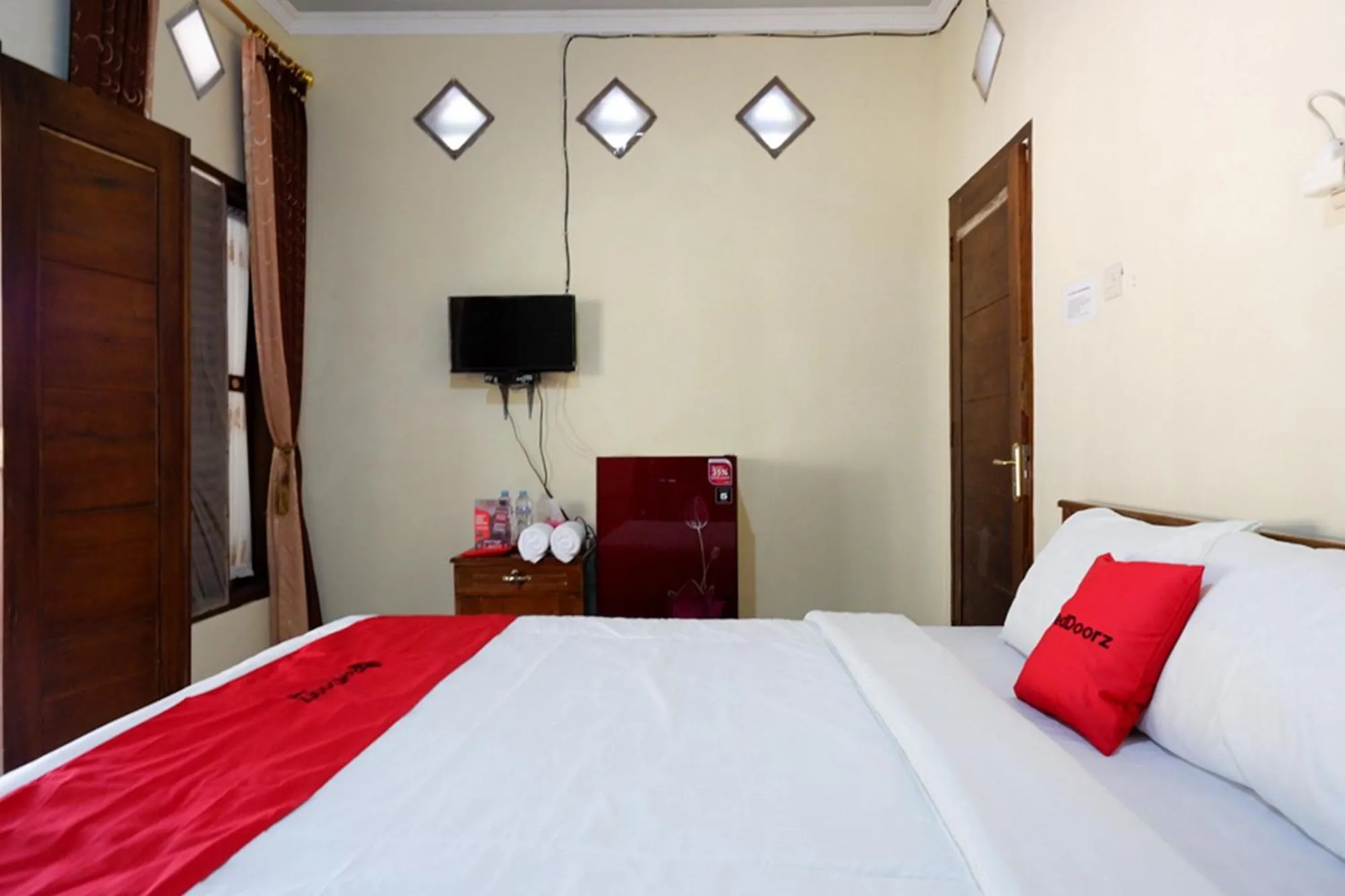 Bed in RedDoorz Syariah near Alun Alun Pacitan 2