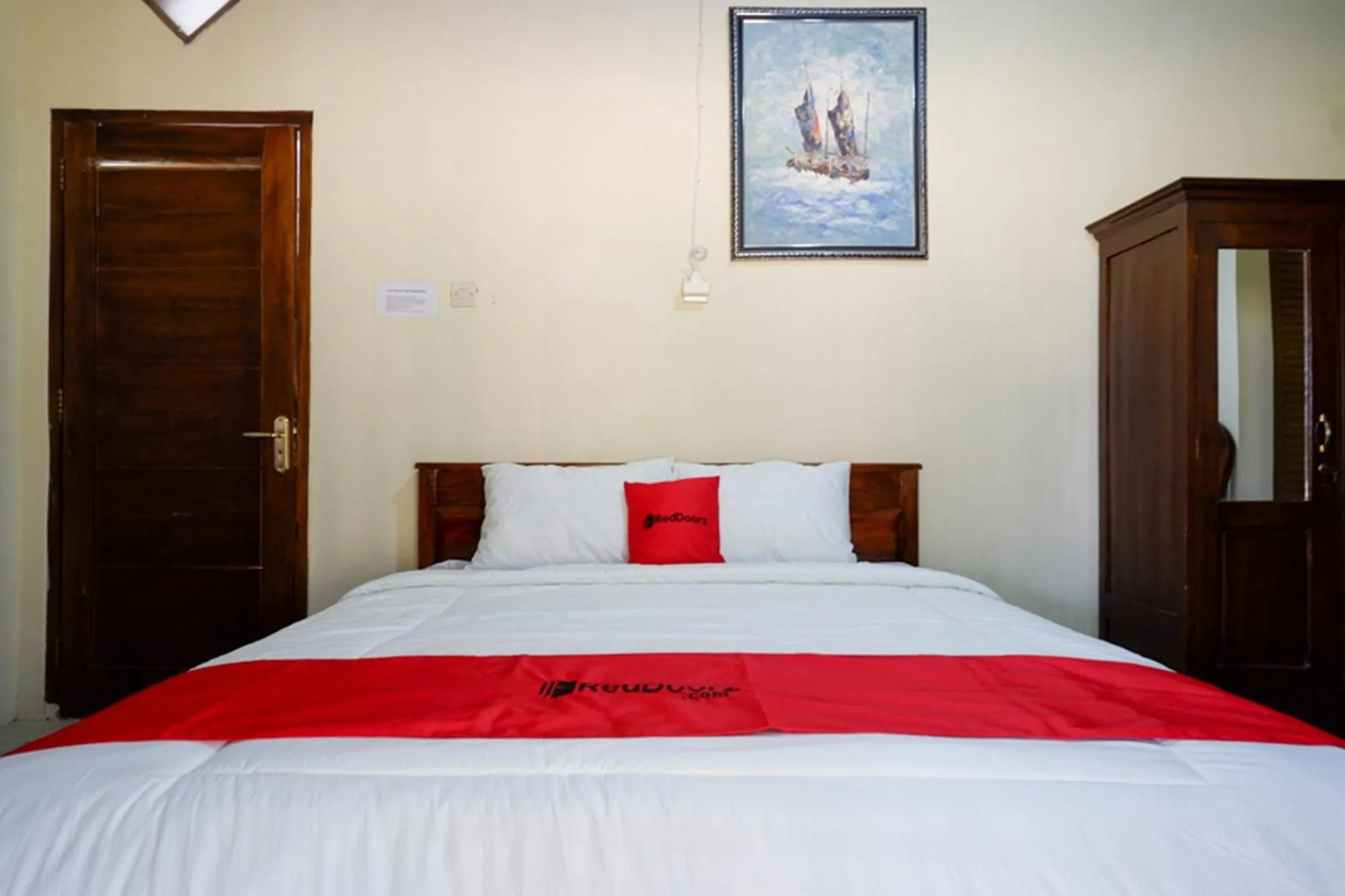 Bed in RedDoorz Syariah near Alun Alun Pacitan 2