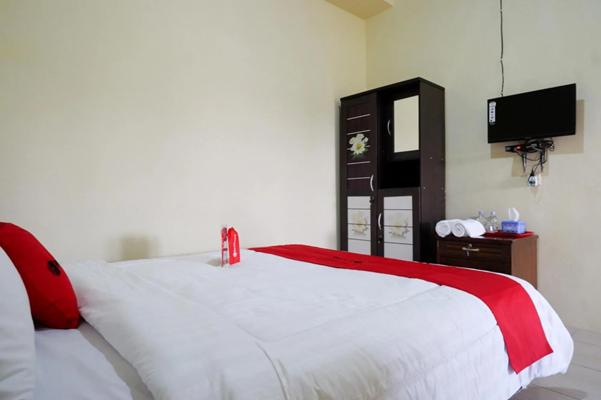 Bed in RedDoorz Syariah near Alun Alun Pacitan 2