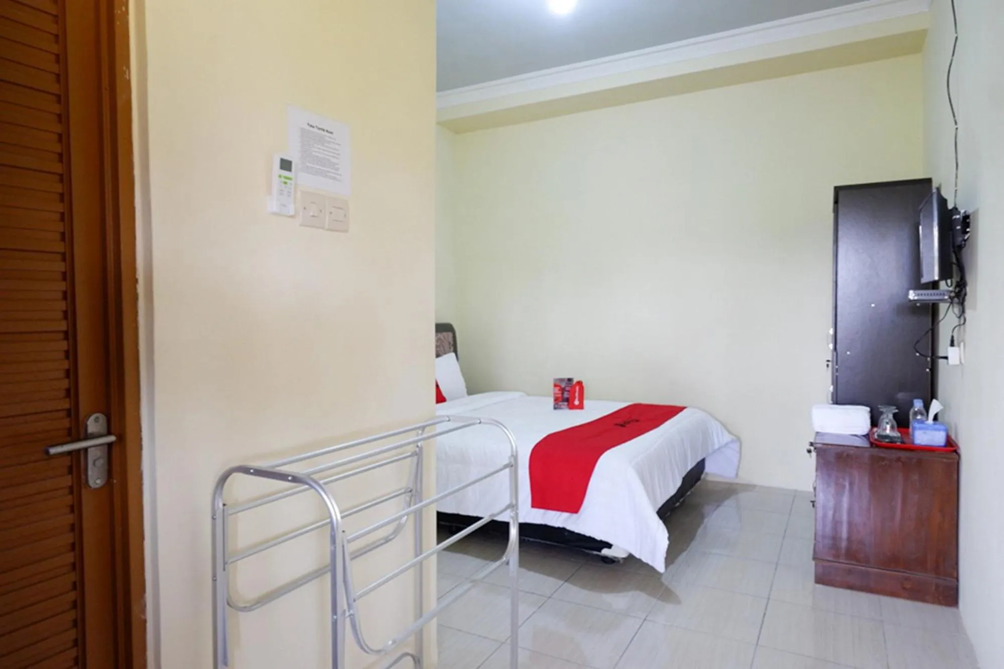 Bed in RedDoorz Syariah near Alun Alun Pacitan 2