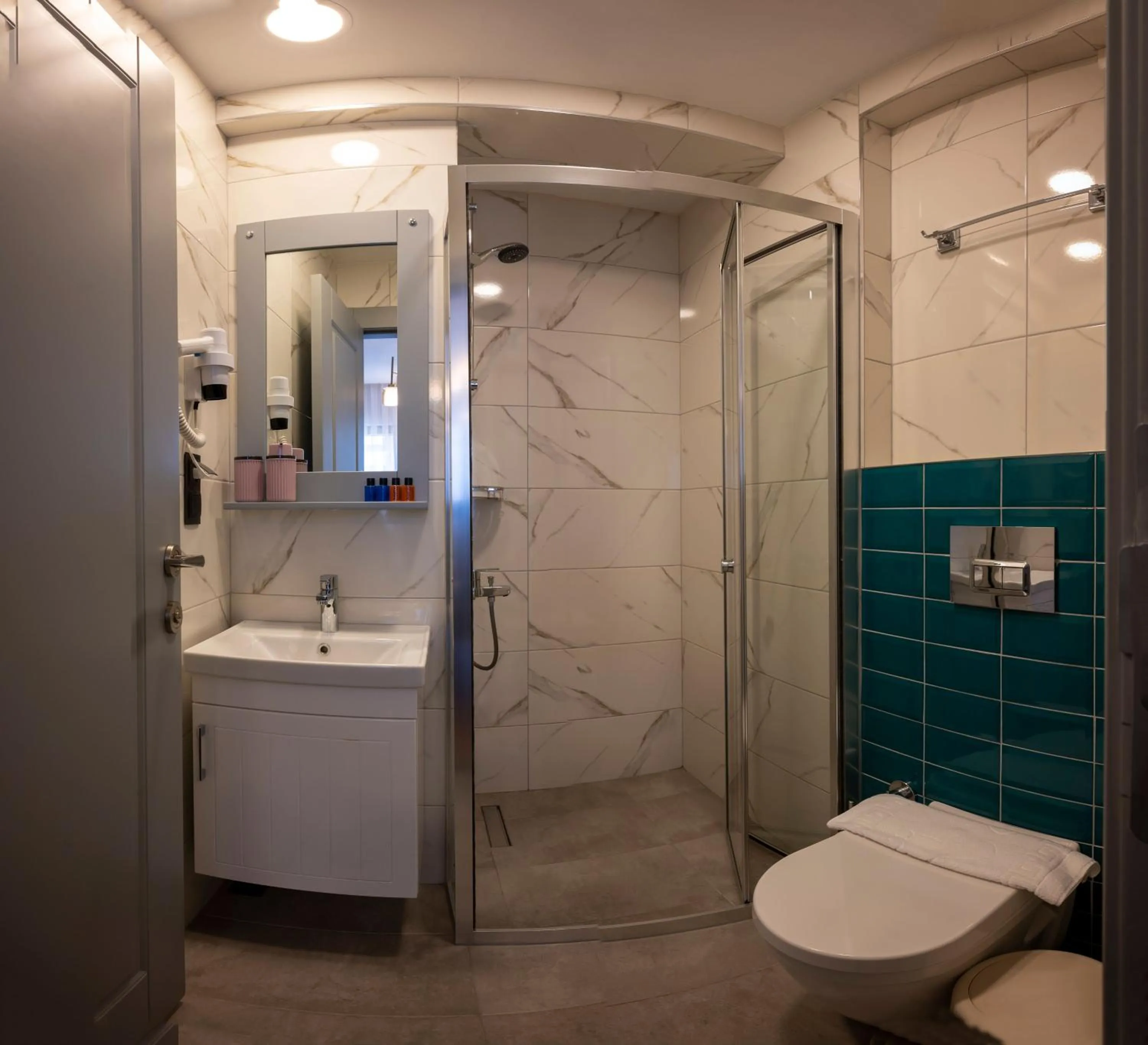 Shower in Lynda Hotel