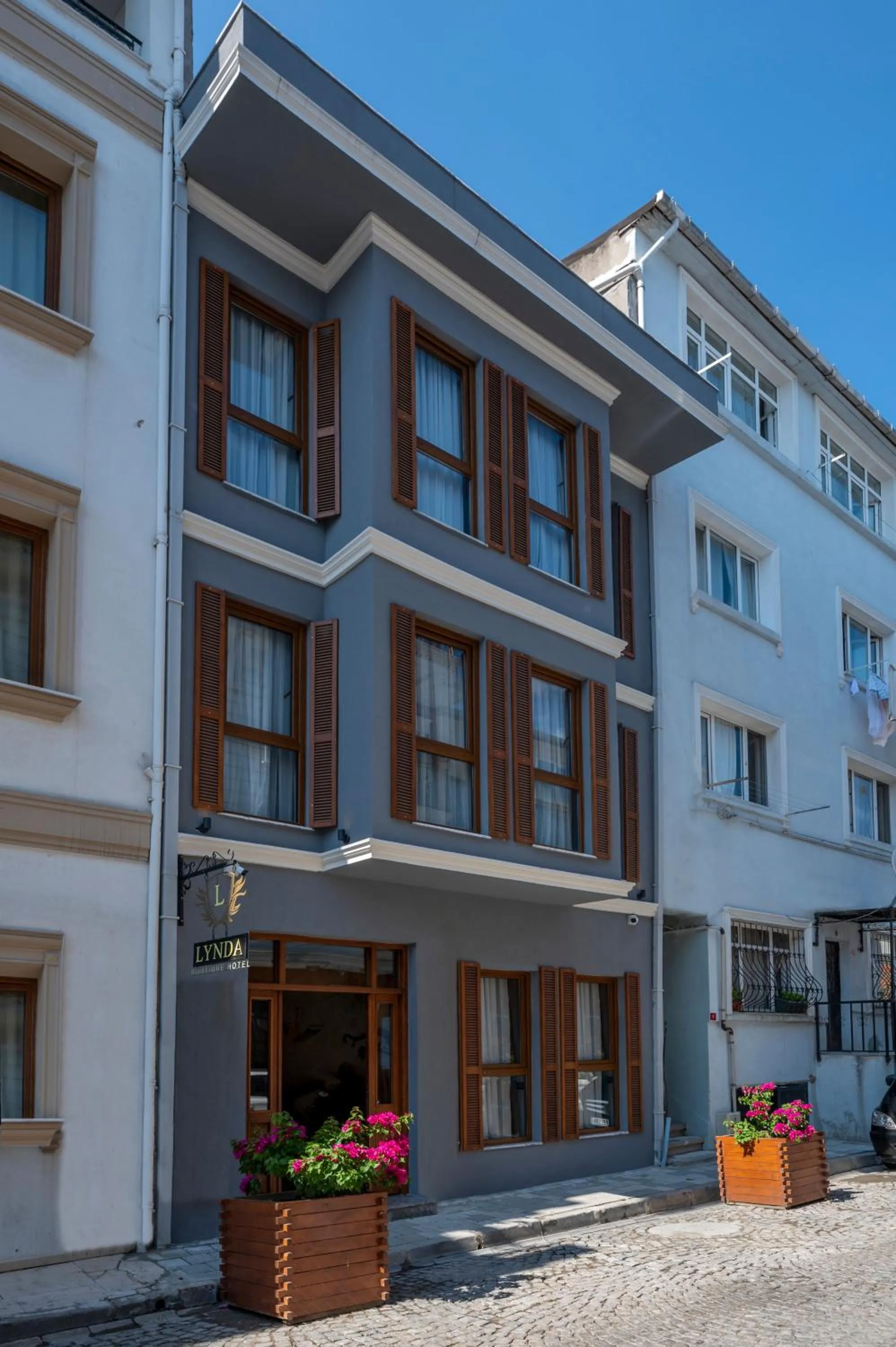 Property building in Lynda Hotel