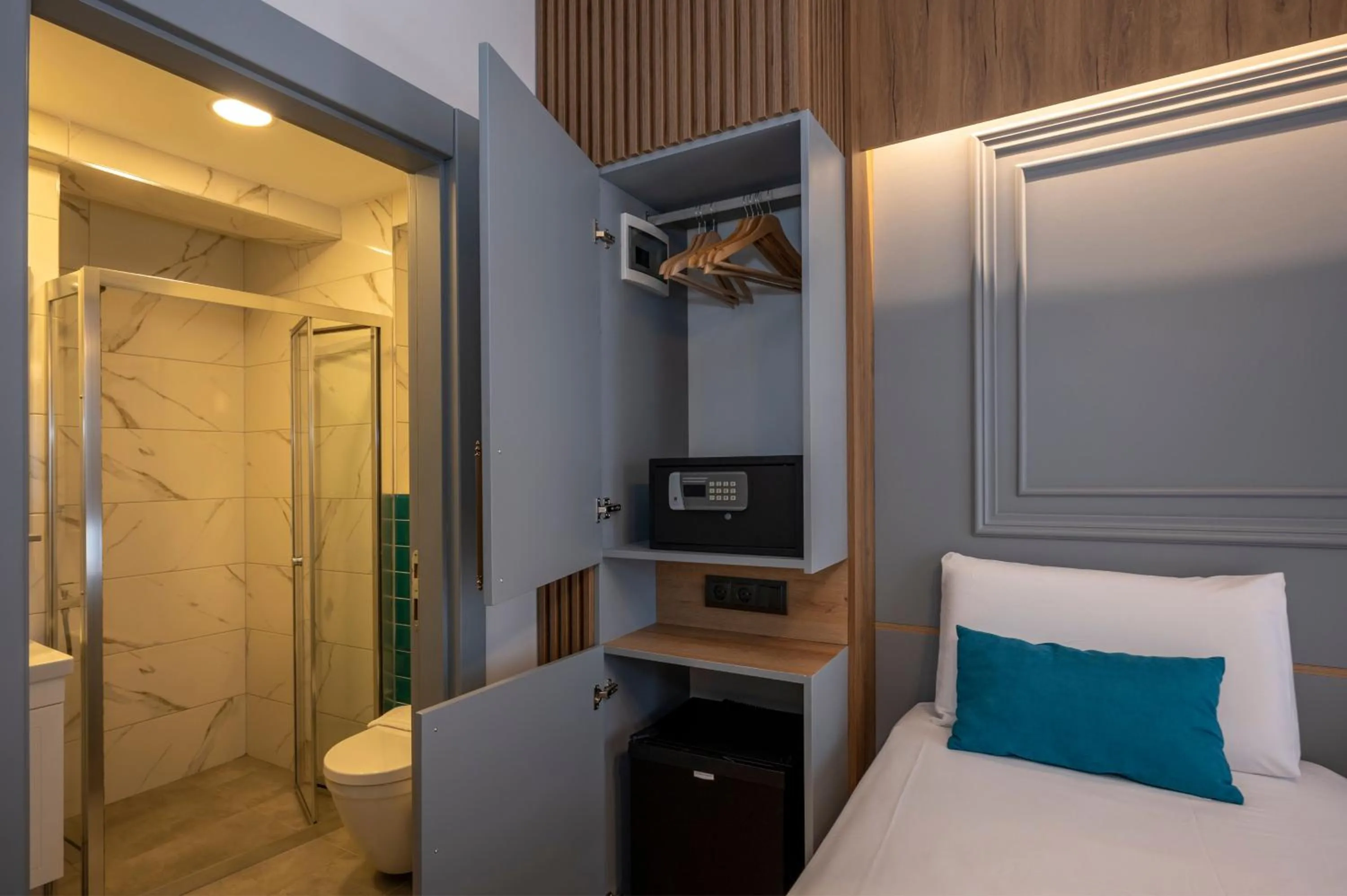 oven, Bed in Lynda Hotel