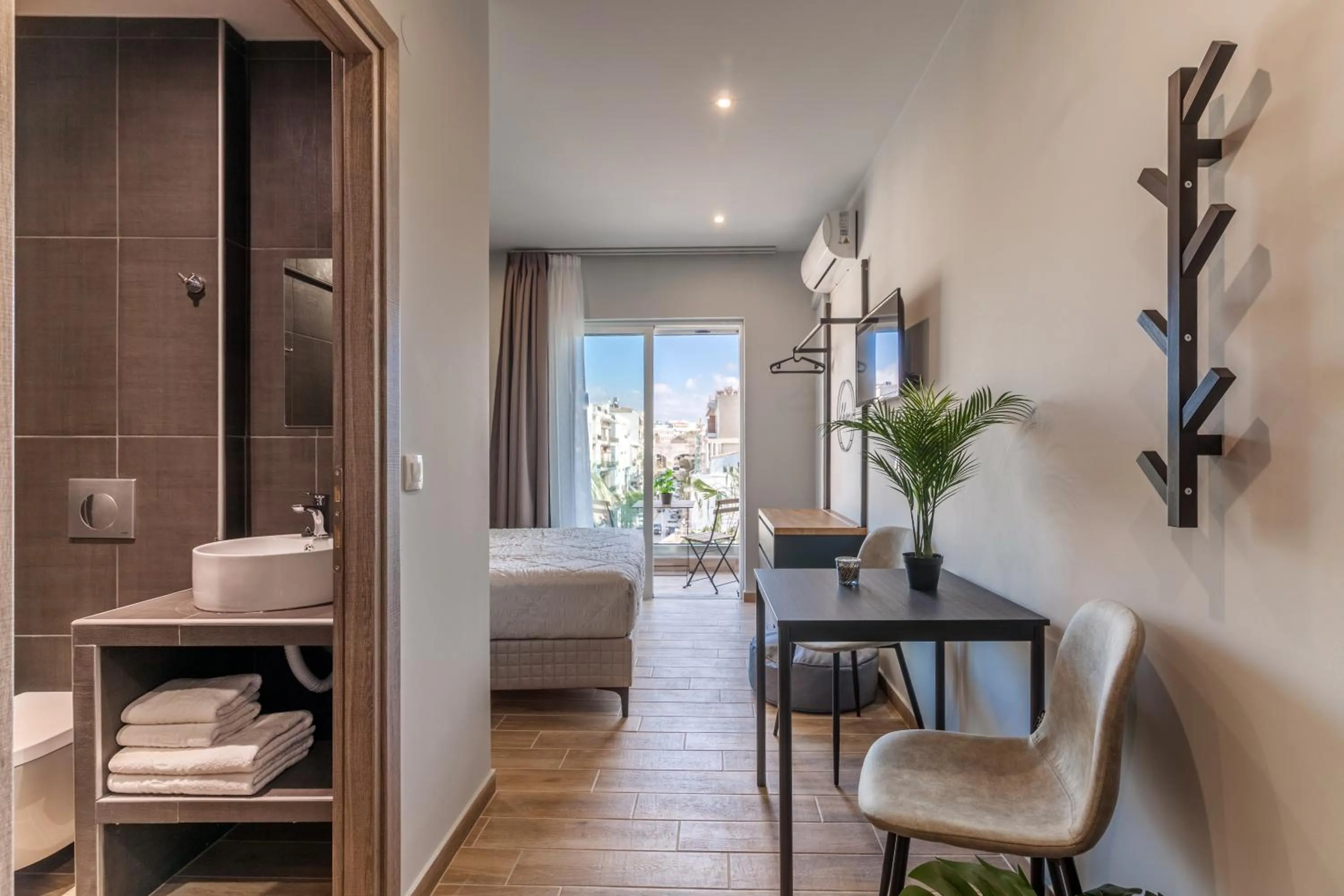 Photo of the whole room, Bed in Raise Kornarou City Stay