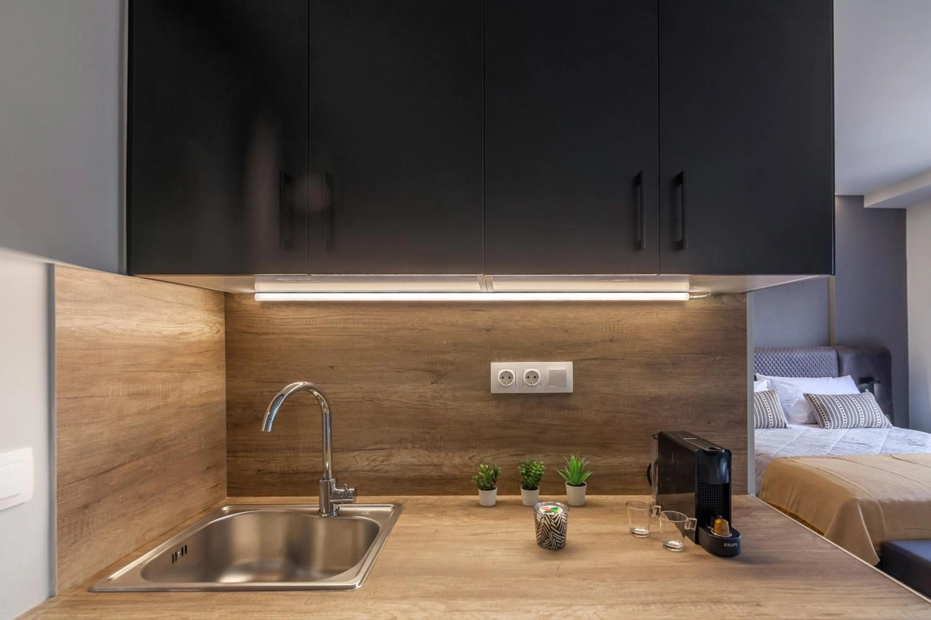 Kitchen or kitchenette, Bed in Raise Kornarou City Stay