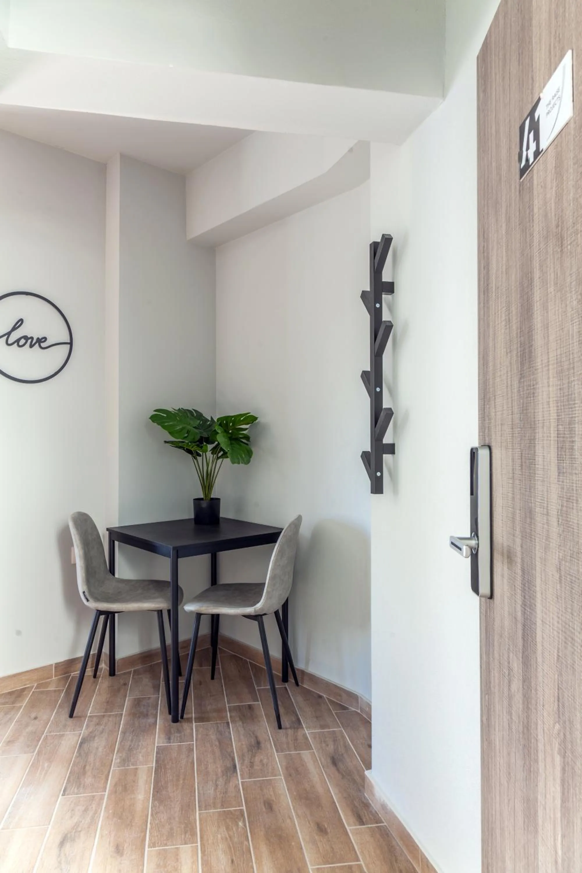 Dining area in Raise Kornarou City Stay