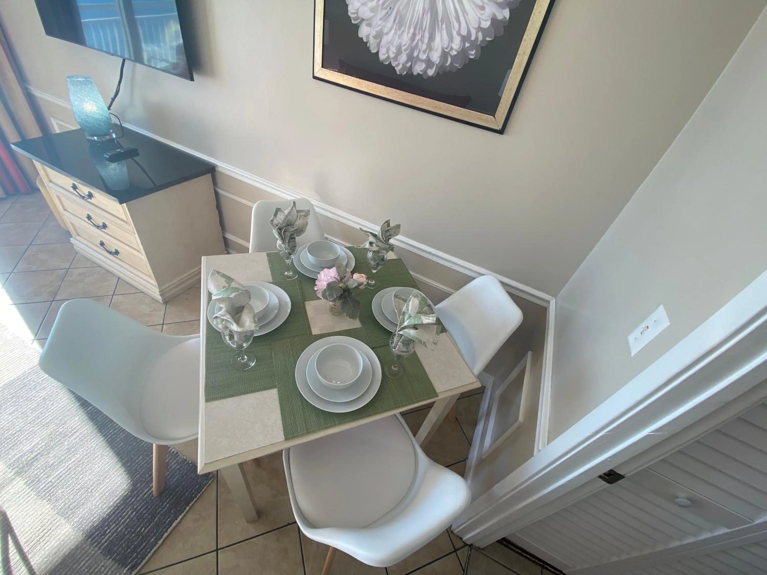 Dining area in Camelot By The Sea Ocean Front Condo