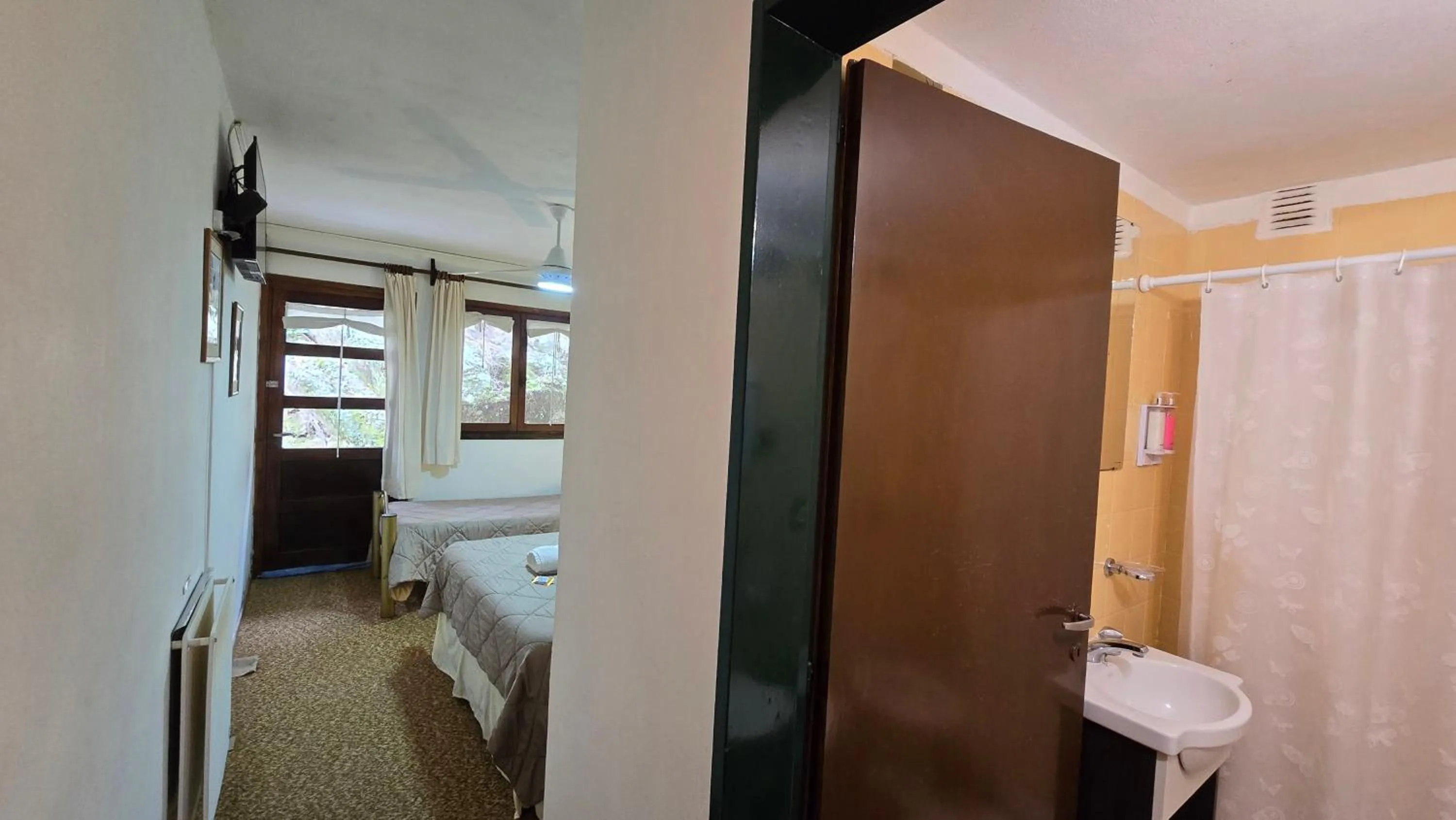 Shower, Bed in Hotel Panorama