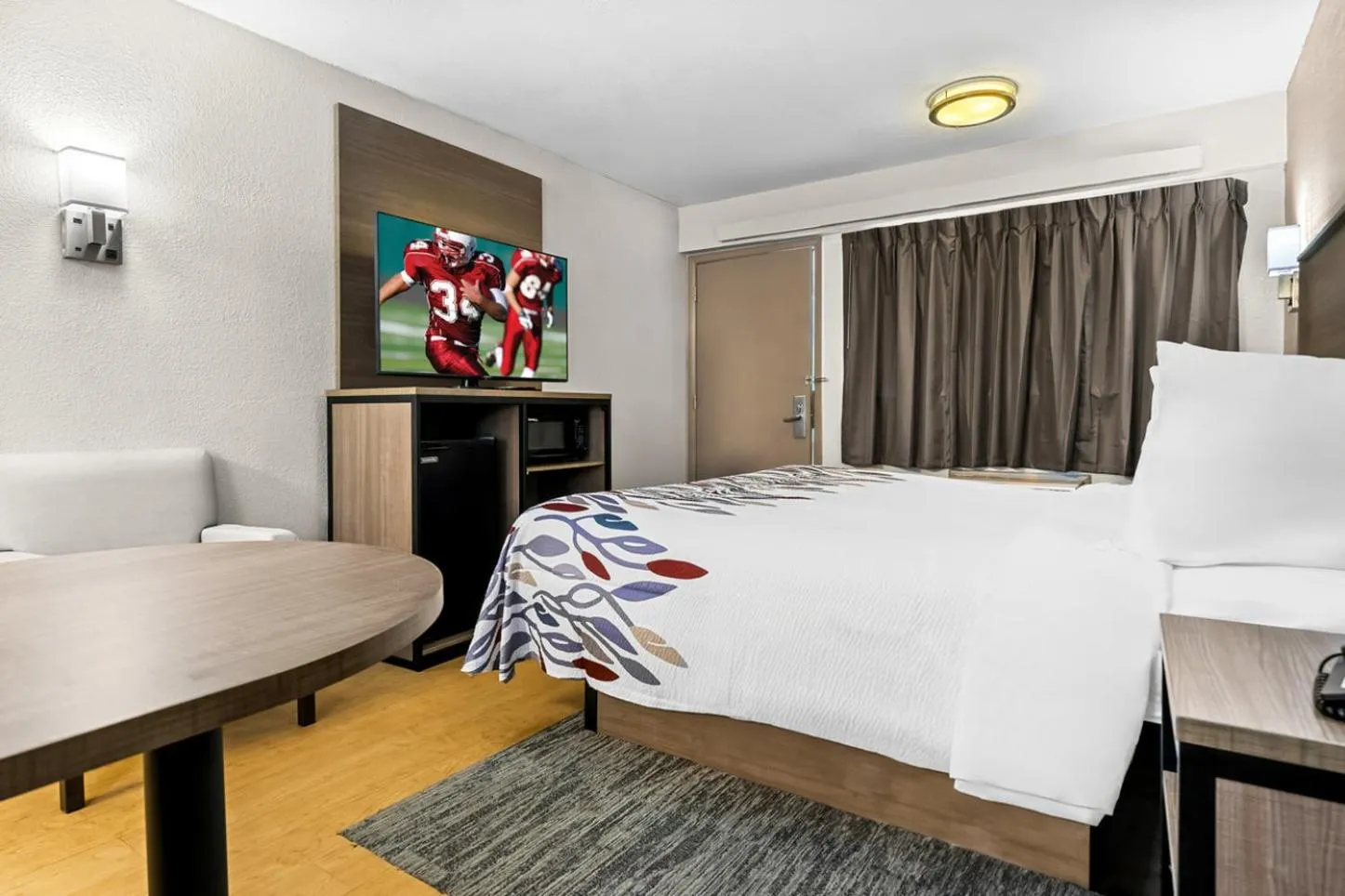 Photo of the whole room, Bed in Red Roof Inn Tampa Fairgrounds - Casino